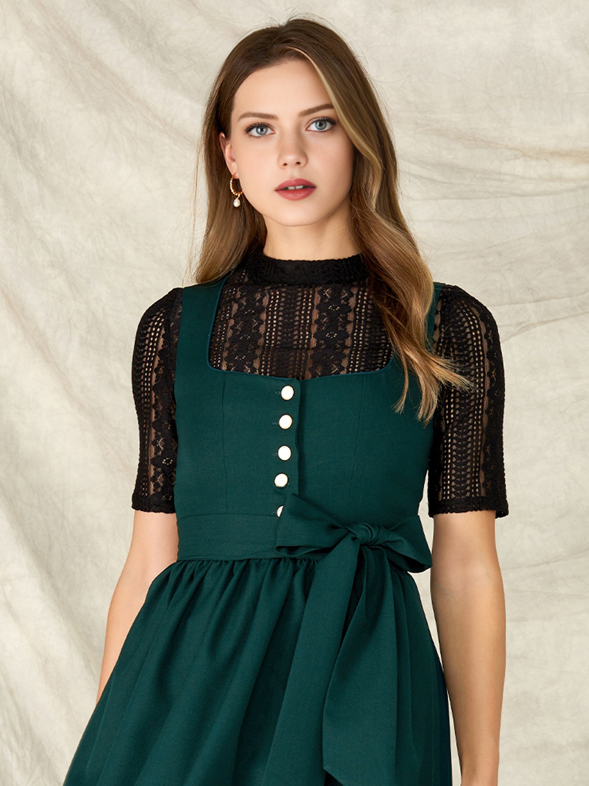 Elegante Dirndl Bluse in Blau mit Spitzenverzierung