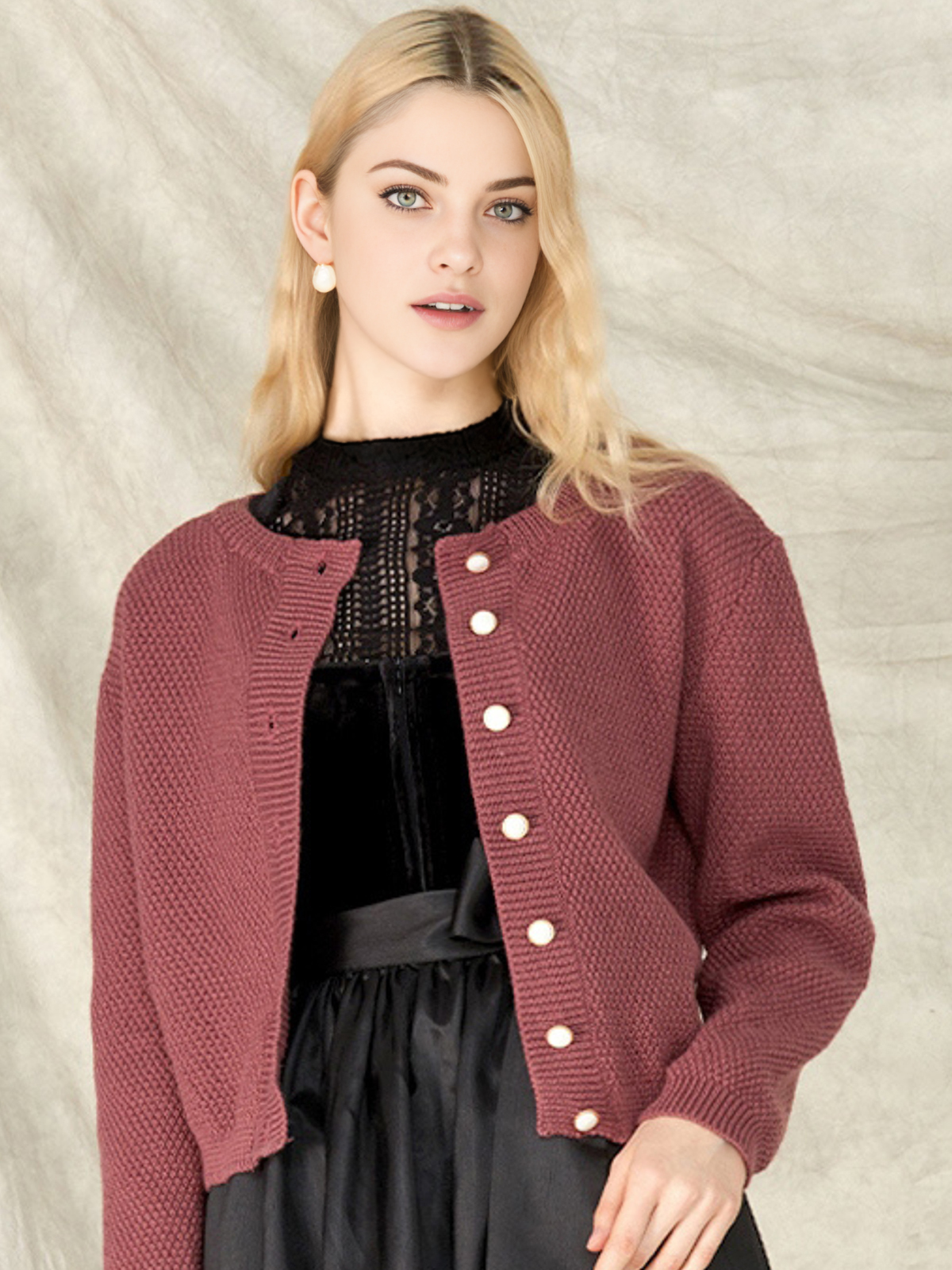 Modernes Dirndl in Lila mit schmalem Schnitt
