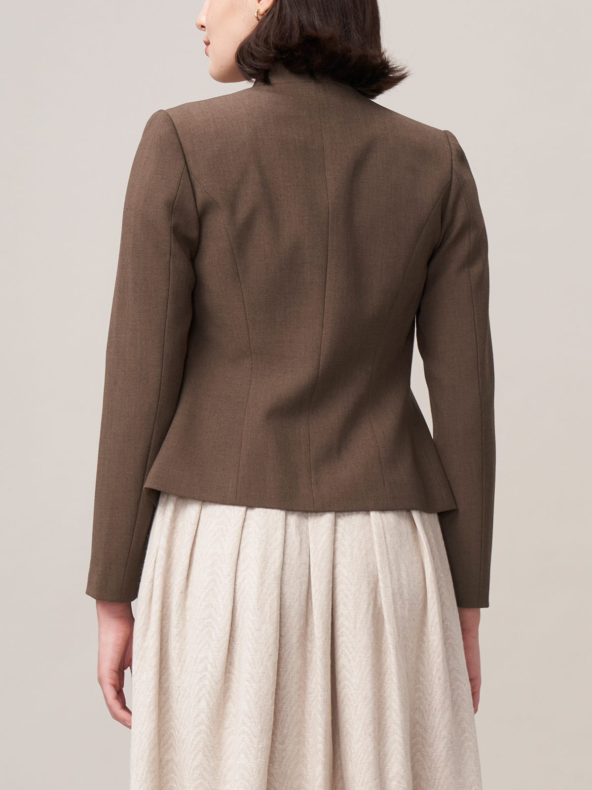 Ein elegantes braunes Dirndl mit feinen Details
