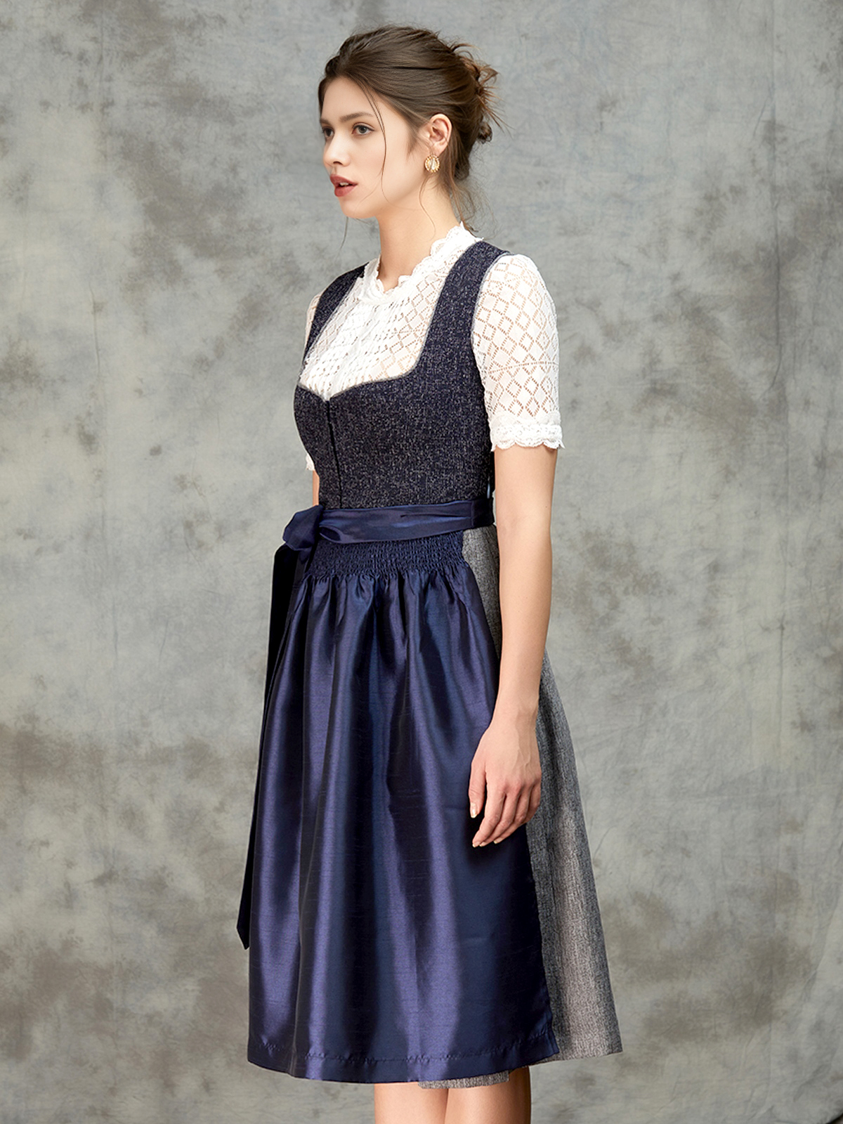 Dirndl in Blau – stilvoll & feminin