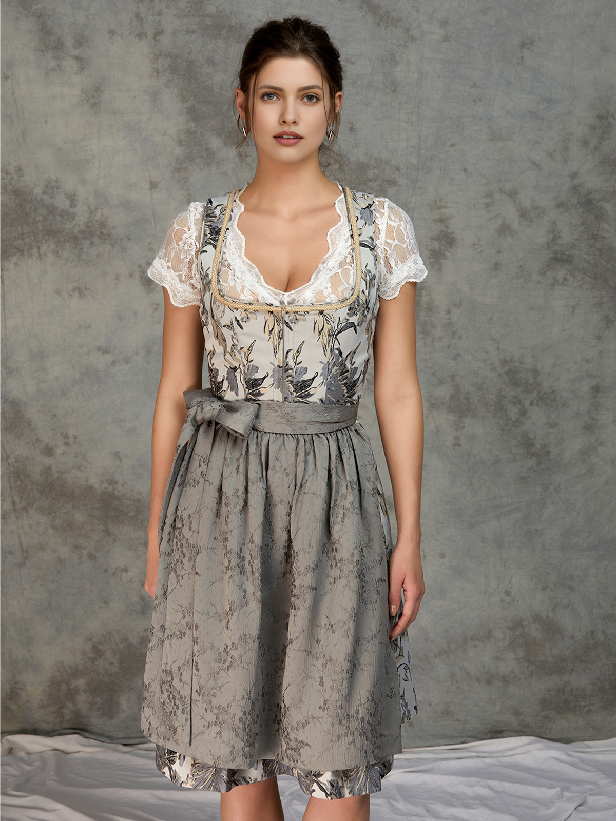 Modernes Dirndl in Grau – perfekt für den urbanen Look