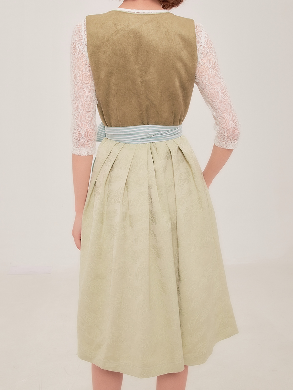Modernes Dirndl in Grün – perfekt für den Stadtlook