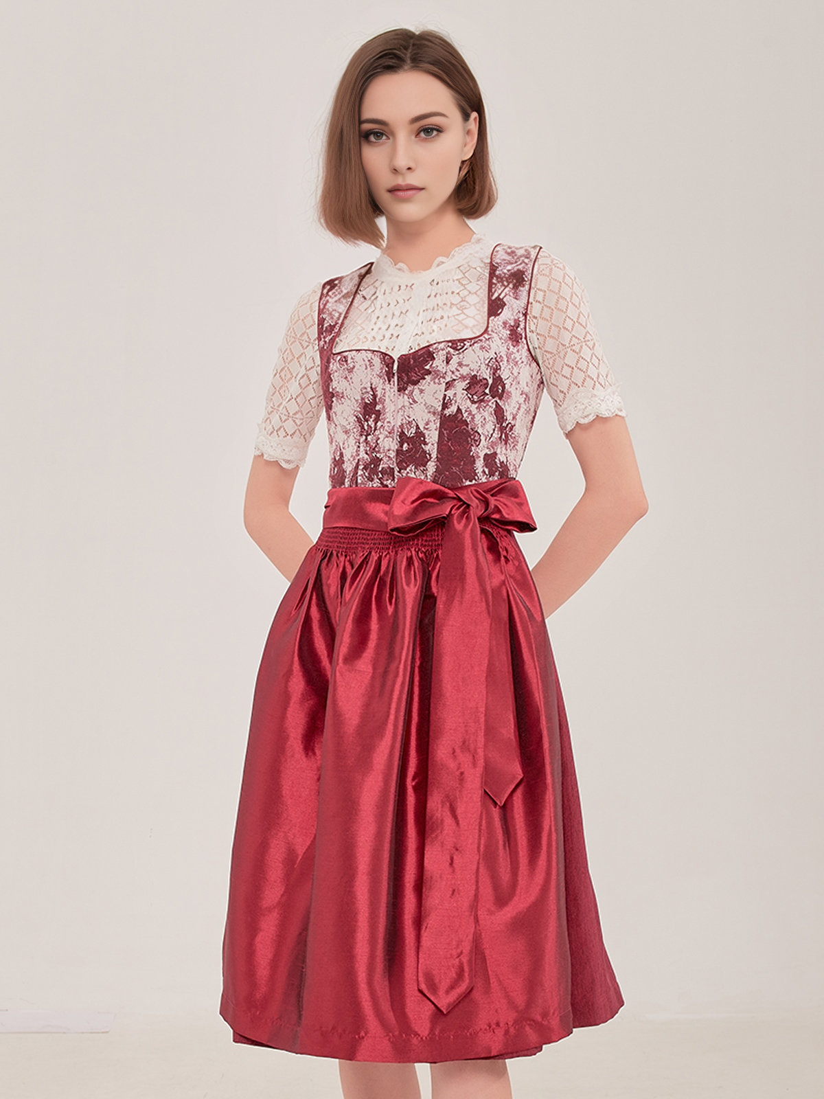 Modernes rotes Dirndl mit raffiniertem Schnitt
