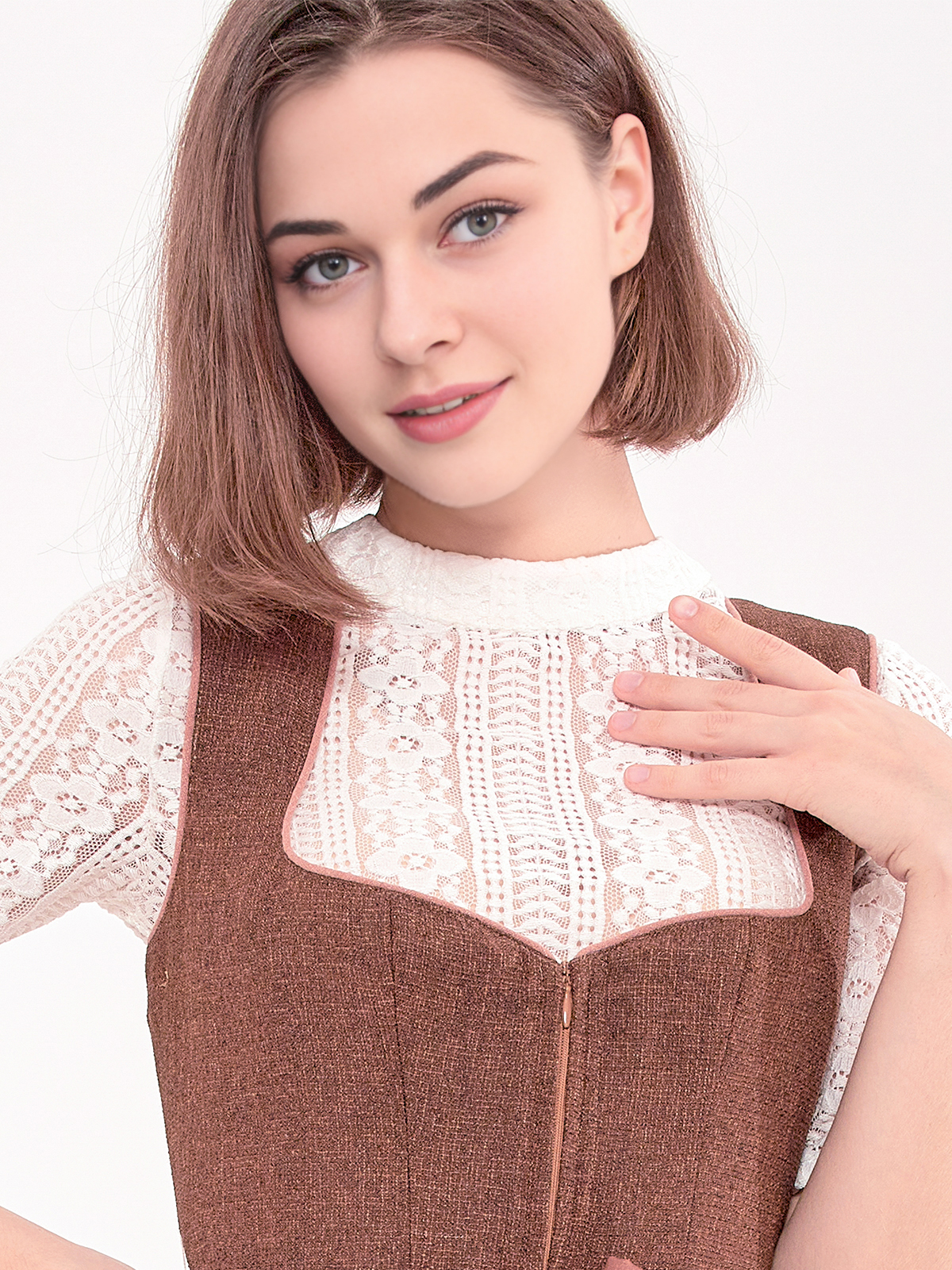 Modernes Dirndl in Braun mit schlanker Silhouette