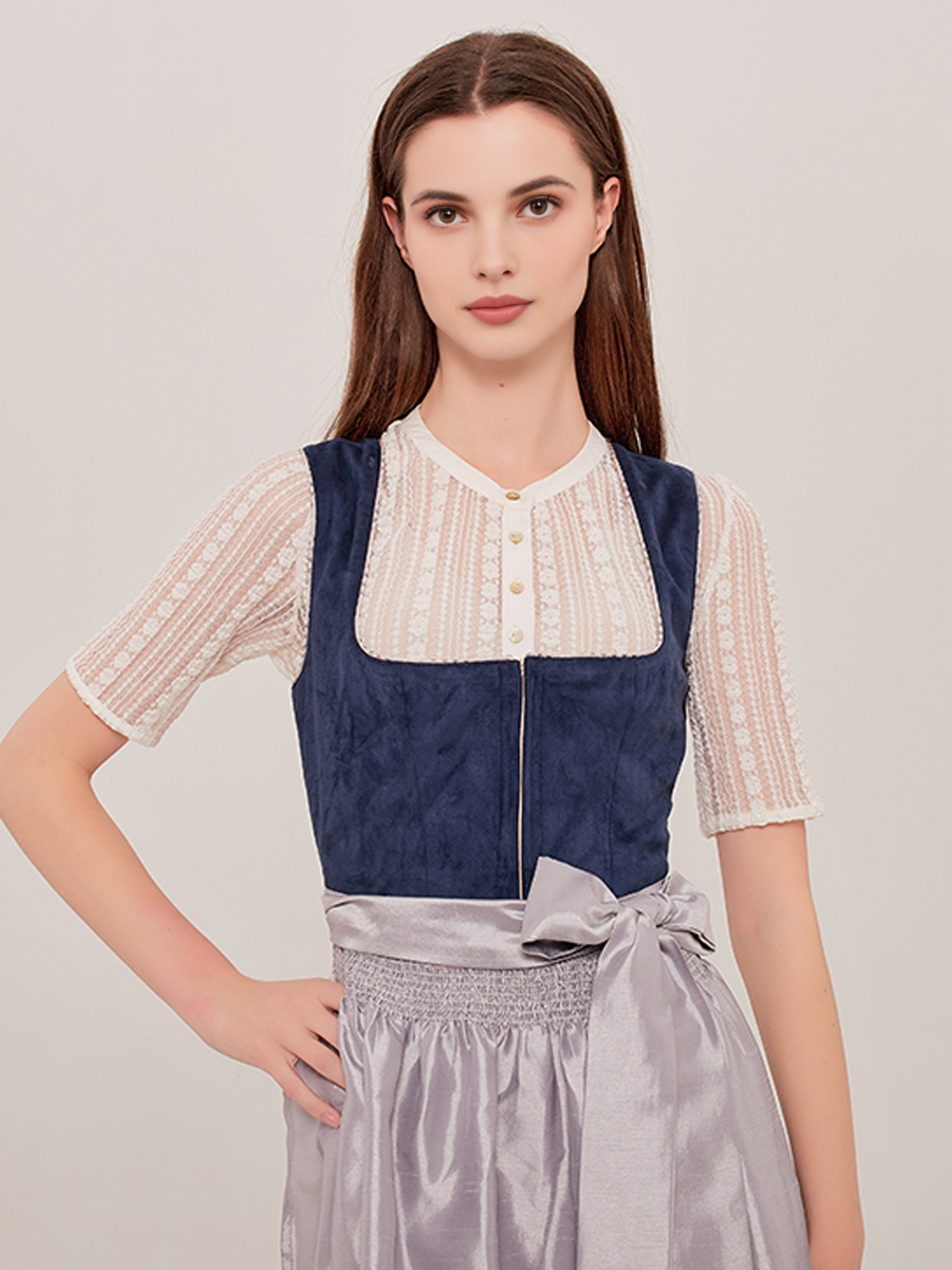 Schwarzes Dirndl mit blauer Schürze