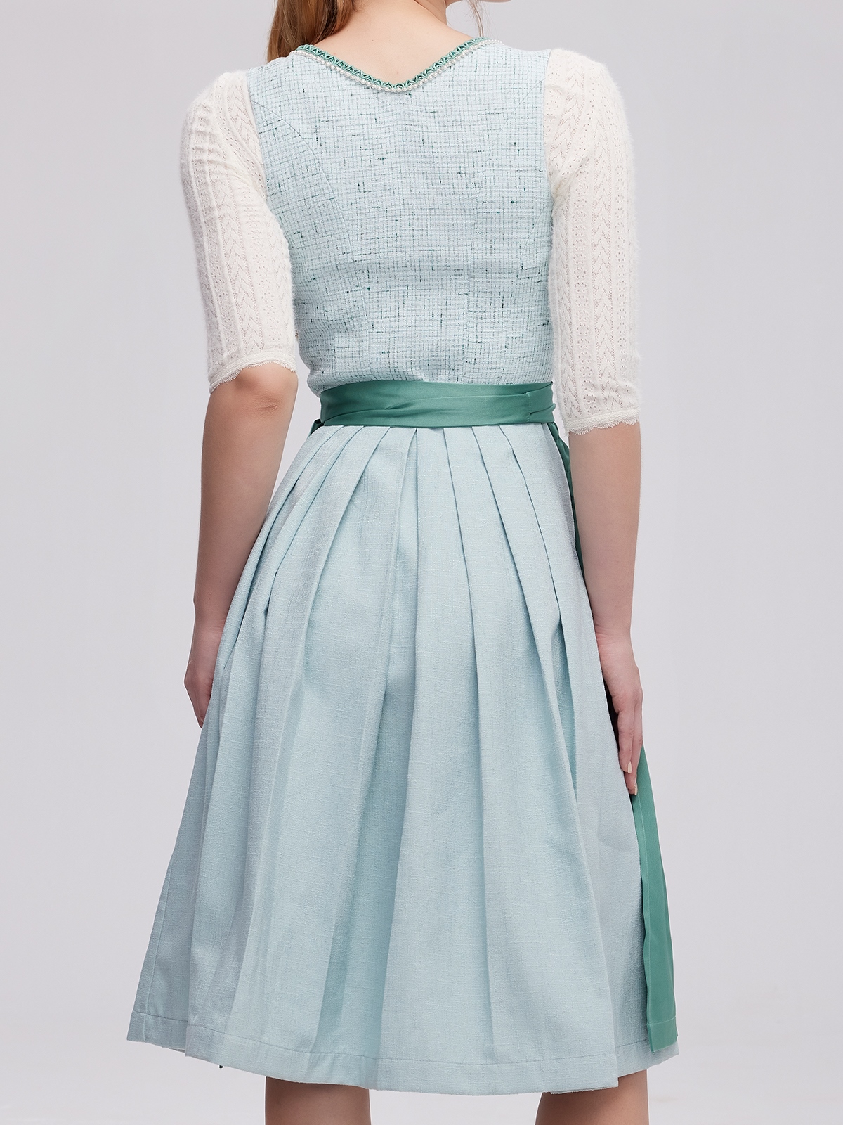 Dirndl in Grün – perfekt für blonde Haare