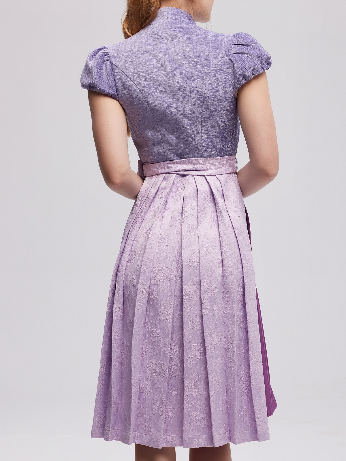 Modernes Dirndl in Lila – stilvolle Kombination aus Tradition und Trend