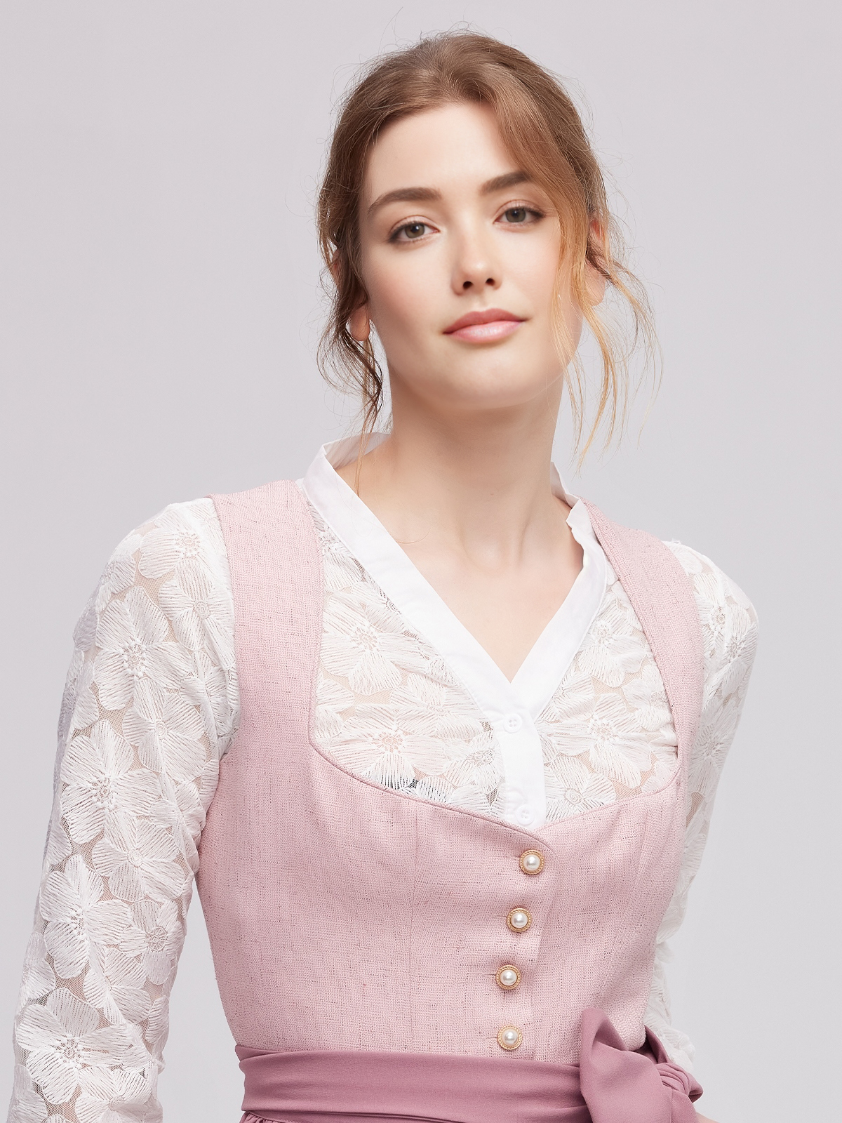 Modernes Dirndl in Rosa – perfekt für städtische Eleganz