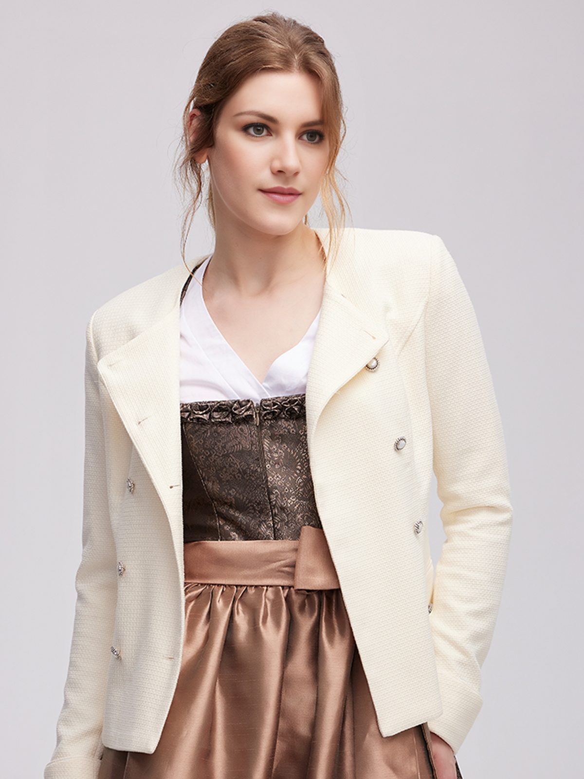 Modernes Dirndl mit Lederjacke