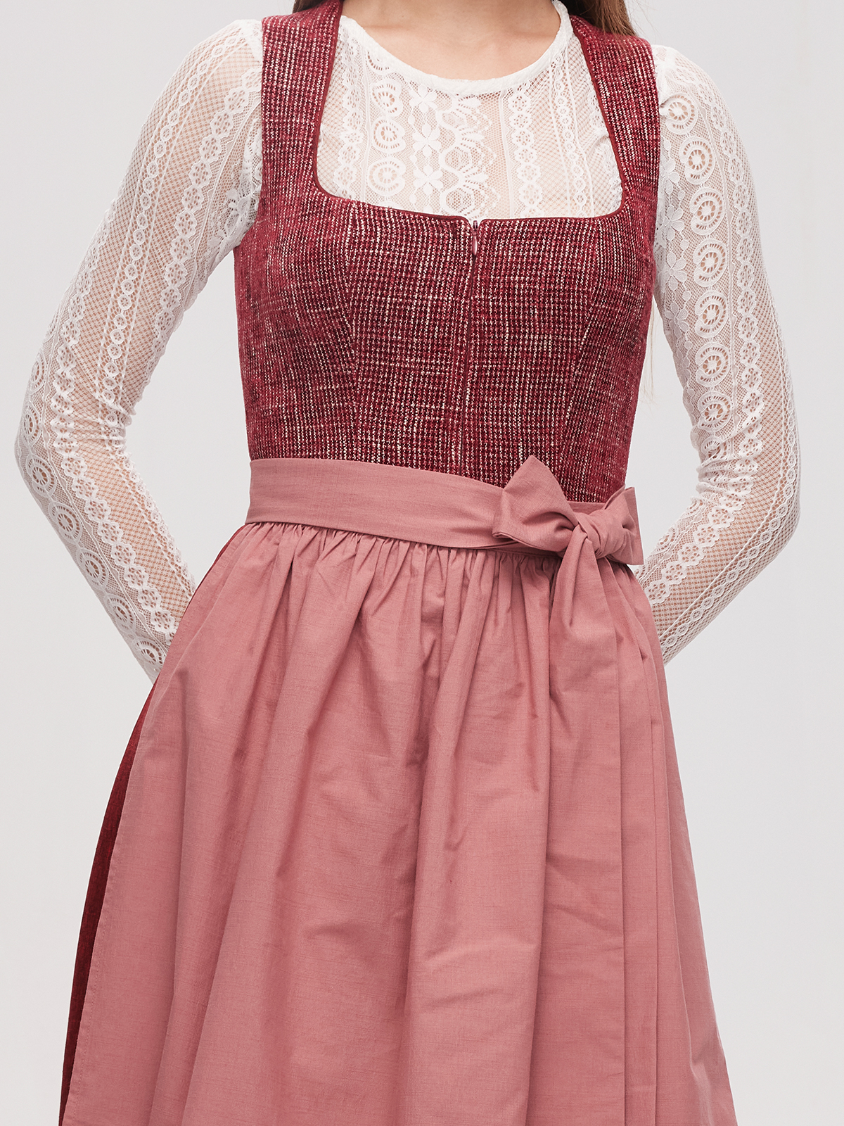 Dirndl Bluse in Rot – ein Blickfang auf jedem Fest