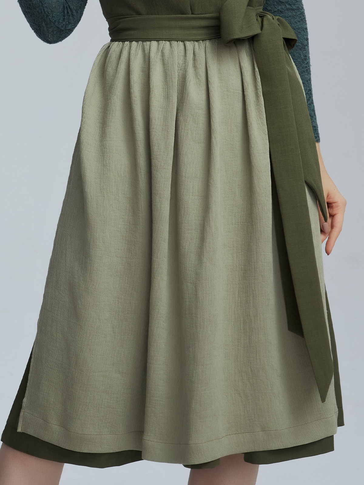 Dirndl-Styling mit grünem Dirndl und schwarzer Bluse