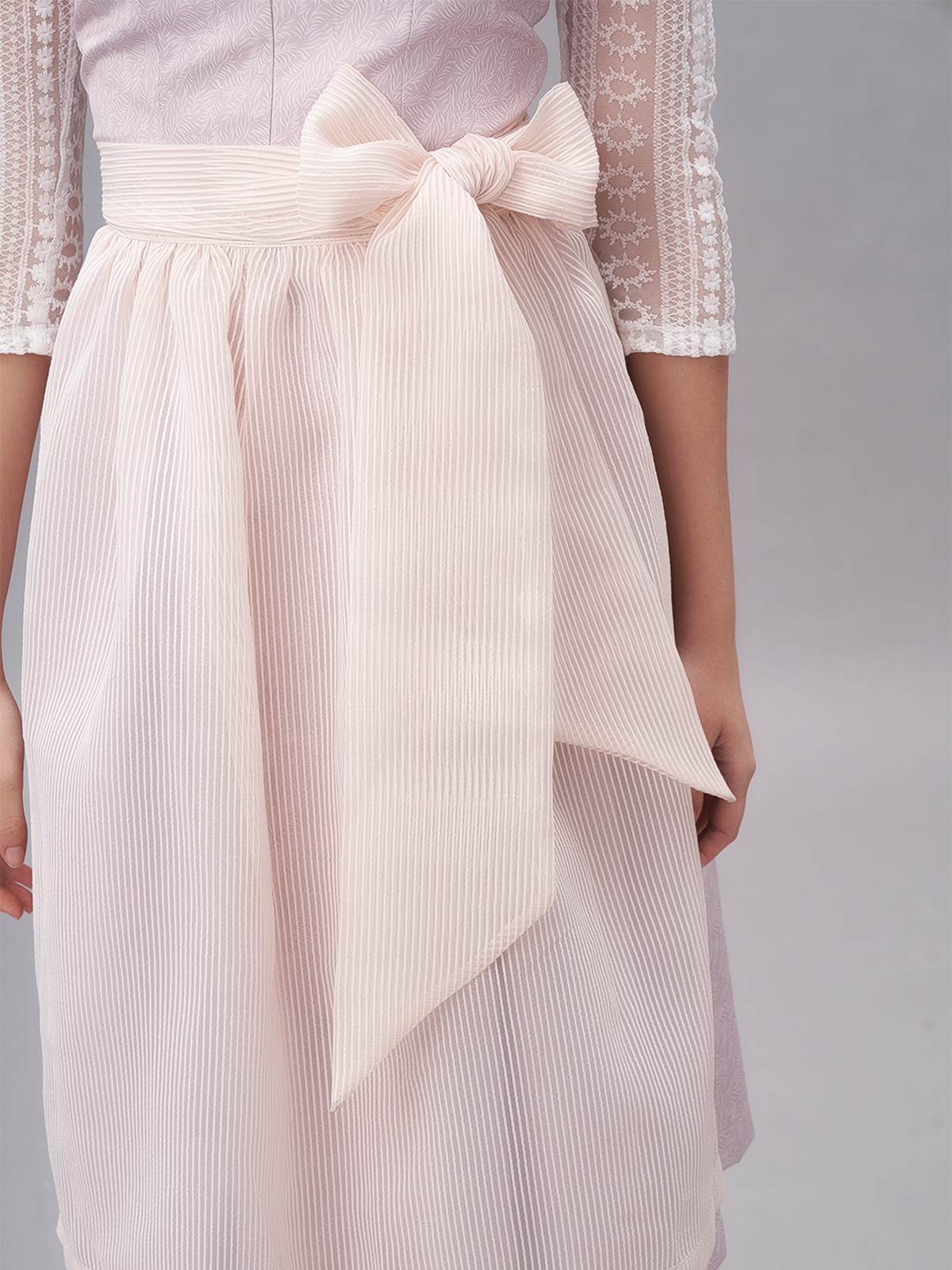 Dirndl in Rosa mit traditioneller Schürze