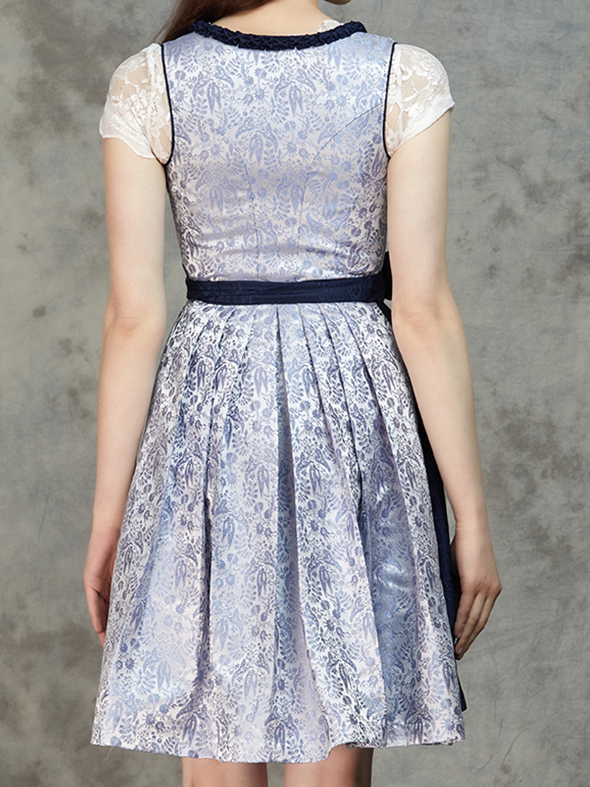 Modernes Dirndl in eleganter Blautönung