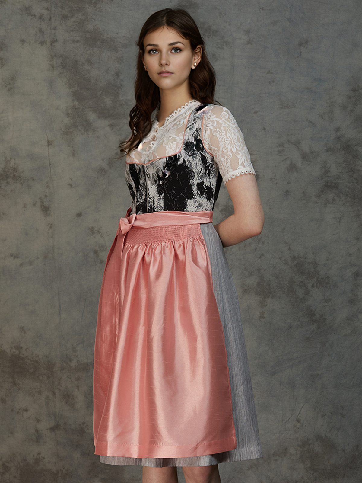 Schwarzes Dirndl mit pinker Bluse