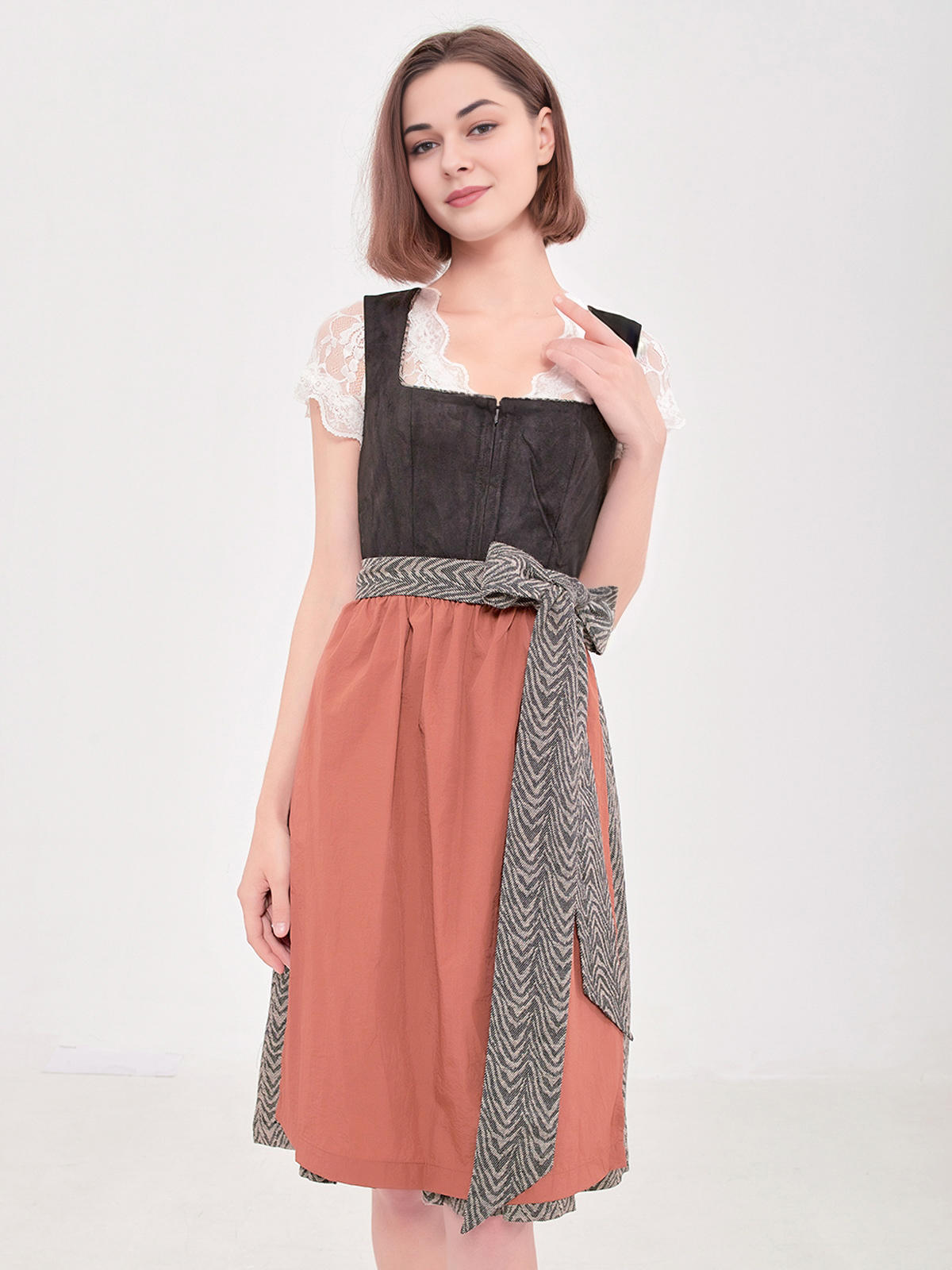 Schickes schwarzes Dirndl mit weißer Bluse