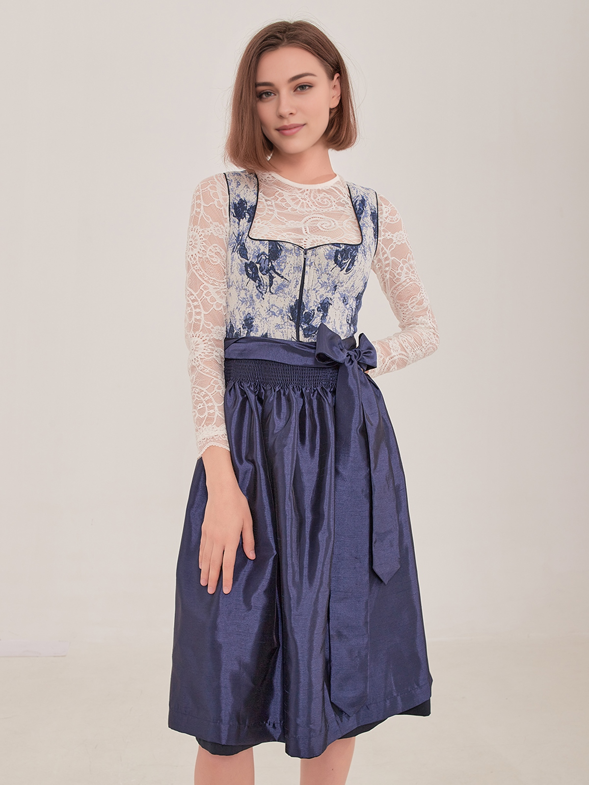 Modernes Dirndl in Blau mit floralen Akzenten