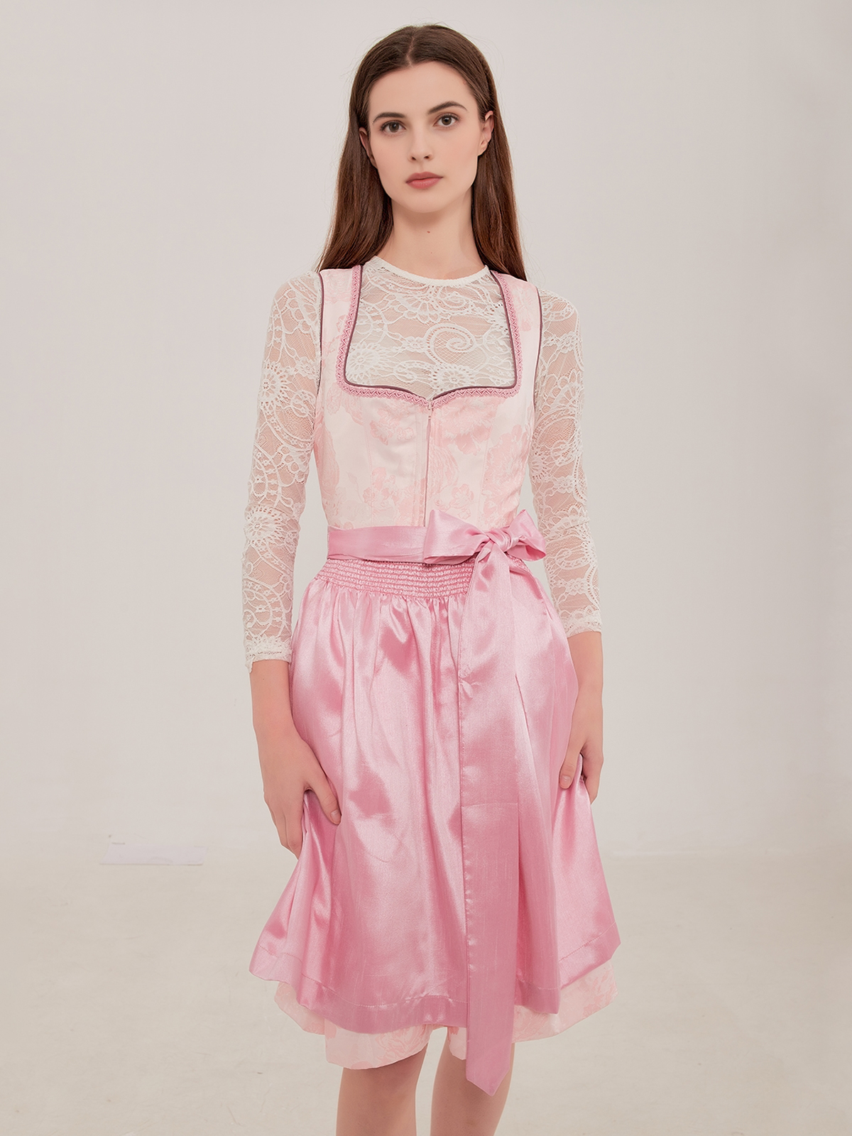 Ein elegantes dunkelblaues Dirndl mit feinen Stickereien