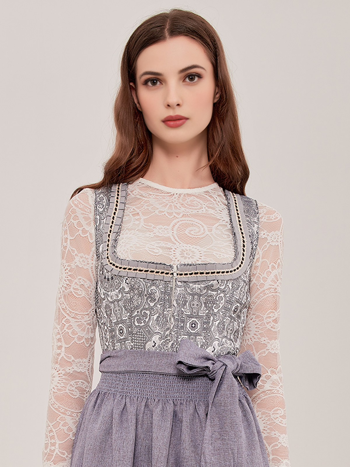 Dirndl Rot Schwarz – Eleganz und Leidenschaft vereint