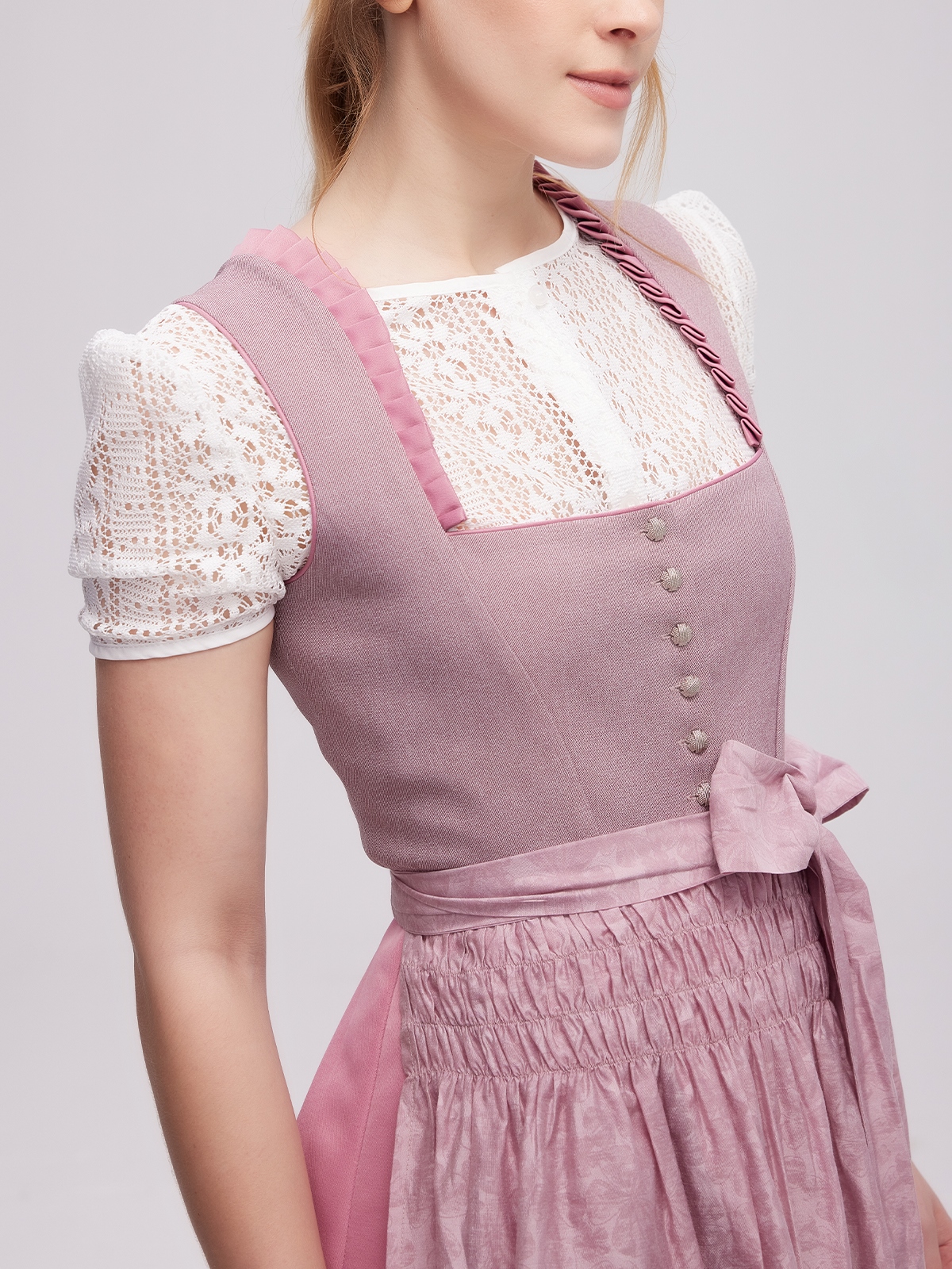 Dirndl in Lila mit Samt