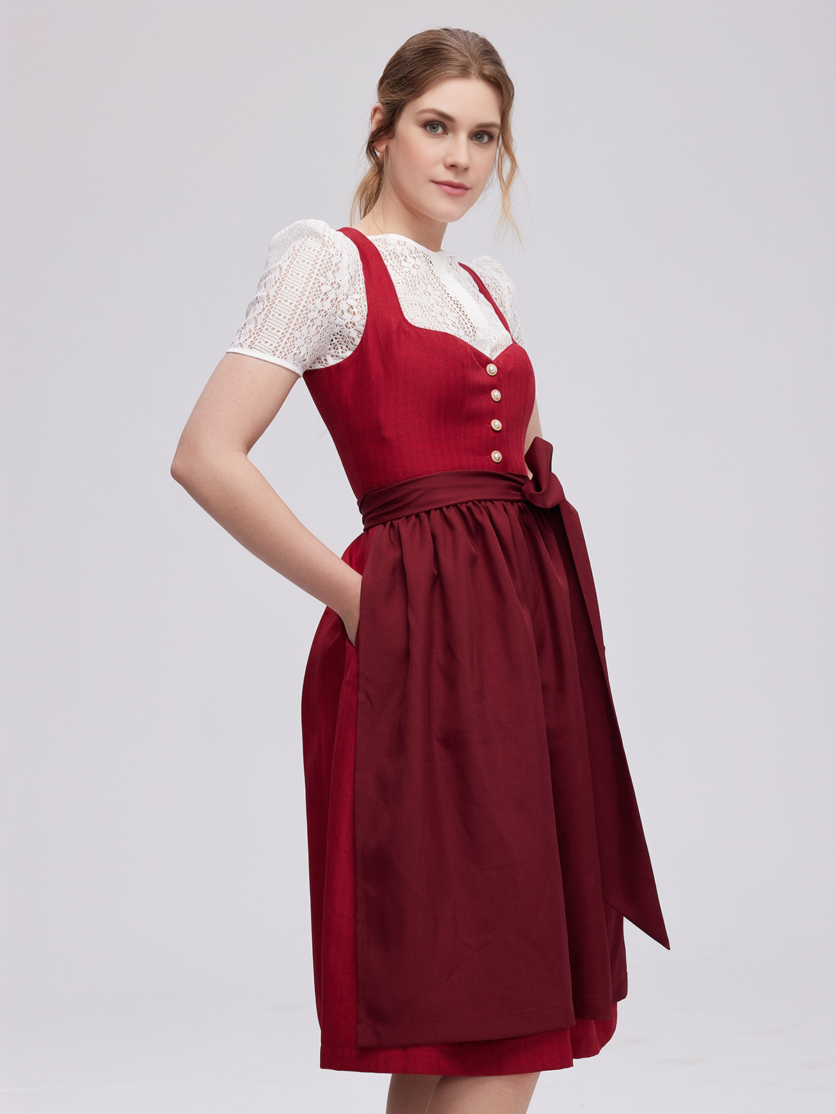 Modernes Dirndl in Rot mit tailliertem Schnitt