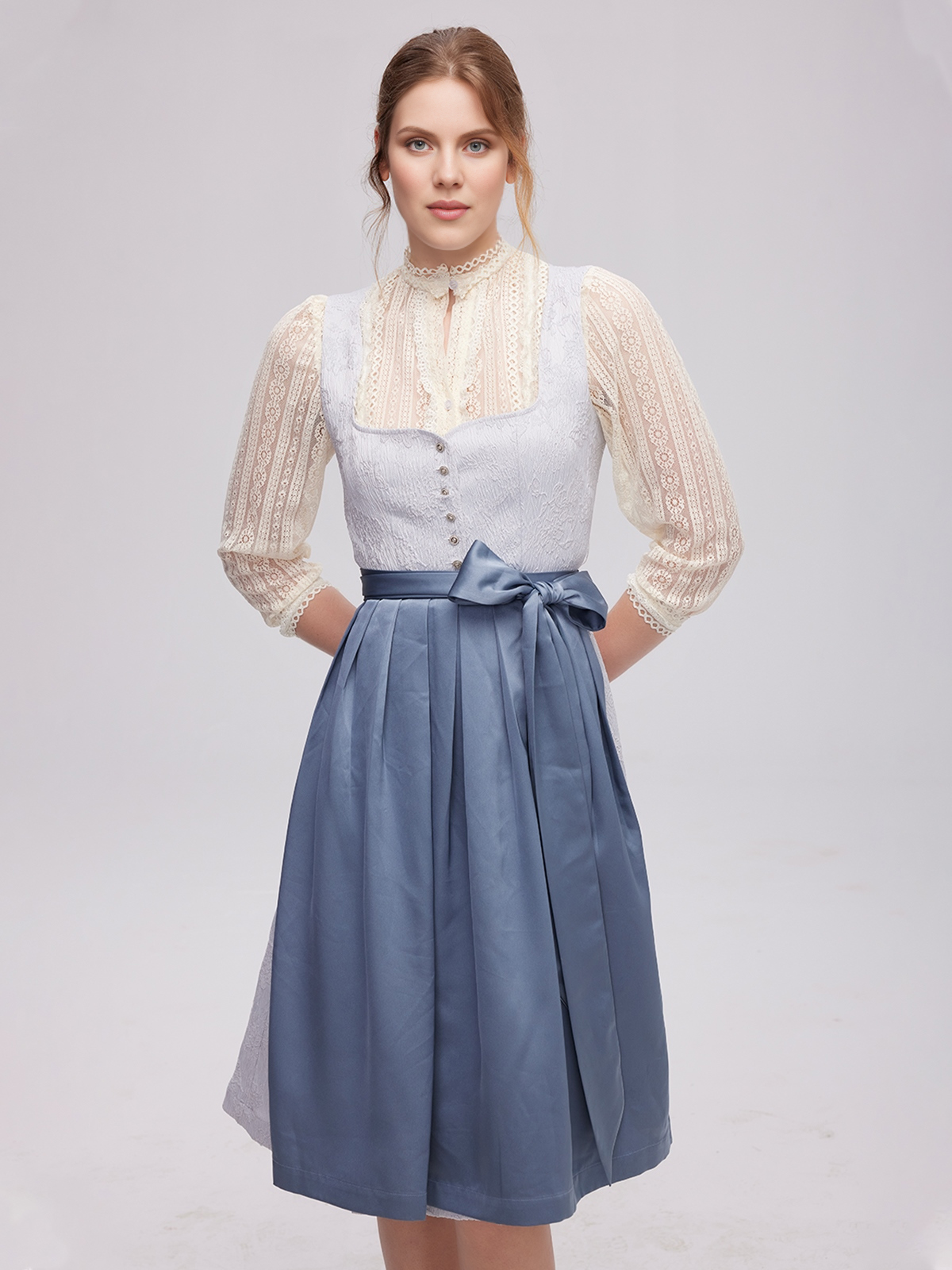 Dunkelgrünes Dirndl mit floralen Details