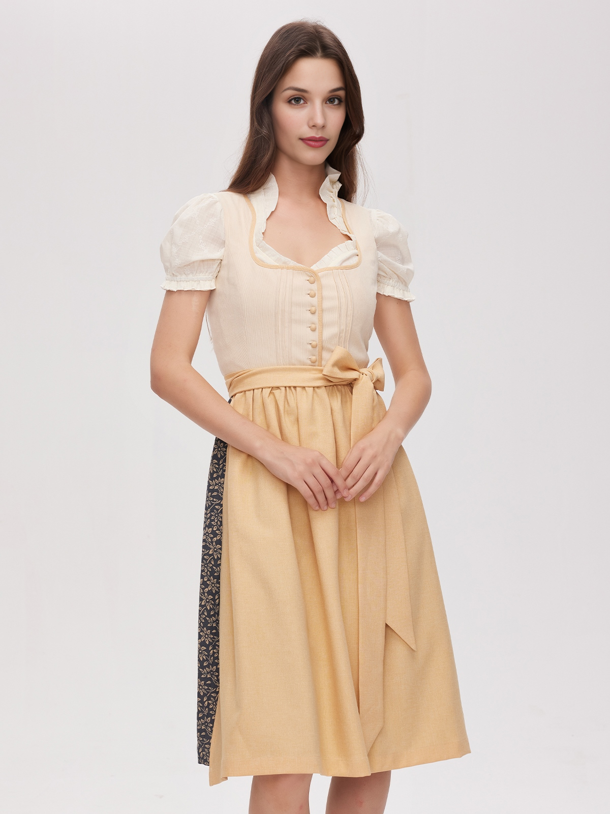 Beige Dirndl mit modernem Styling