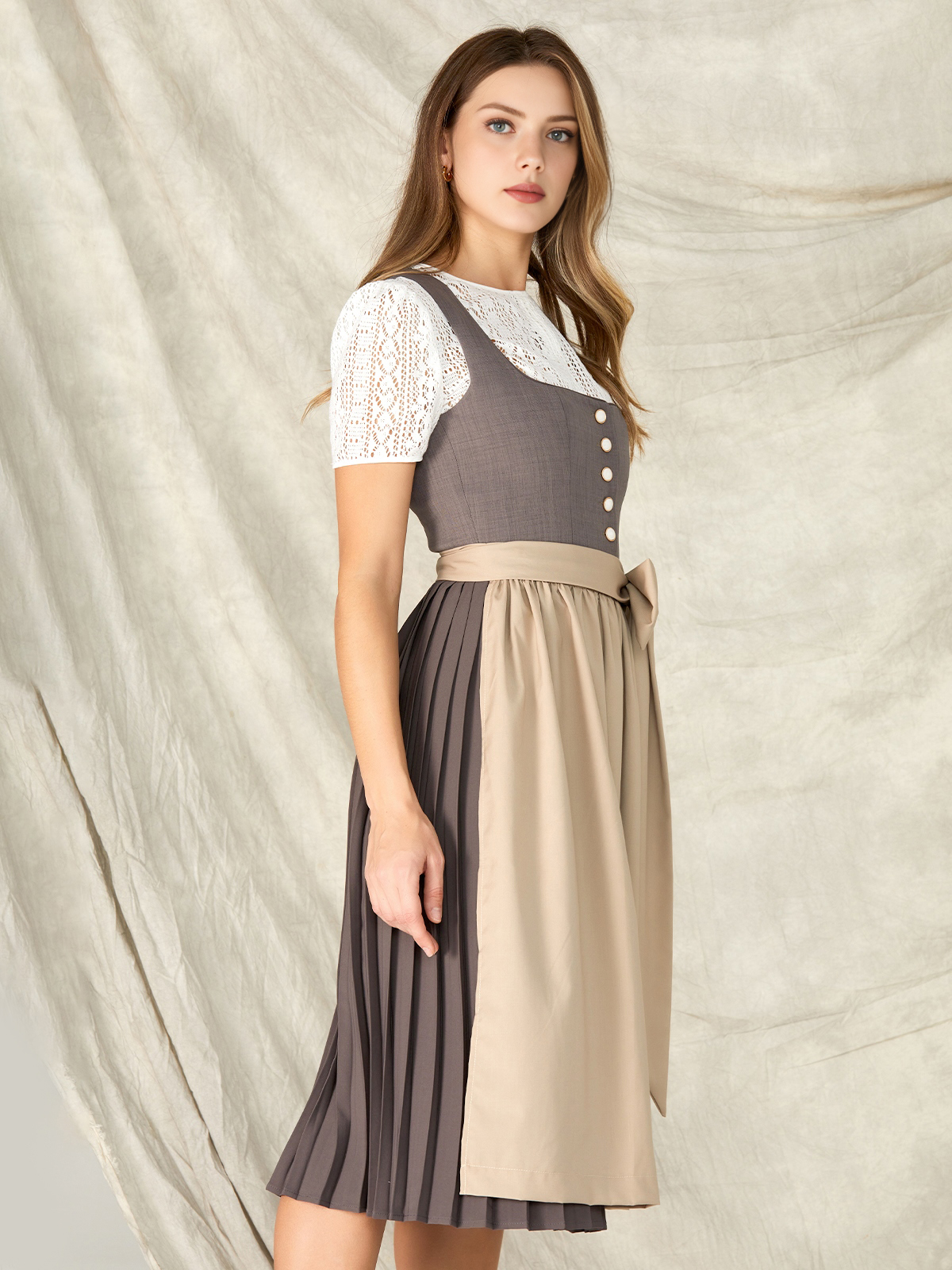 Beige Dirndl mit traditioneller Stickerei