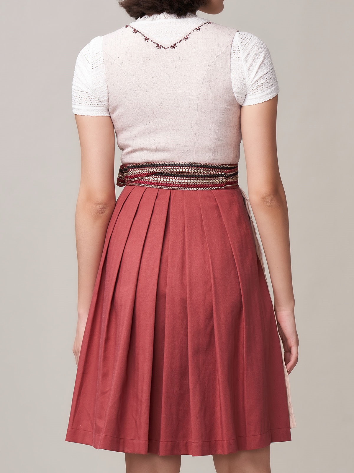 Ein elegantes rosa Dirndl mit Spitzenbesatz