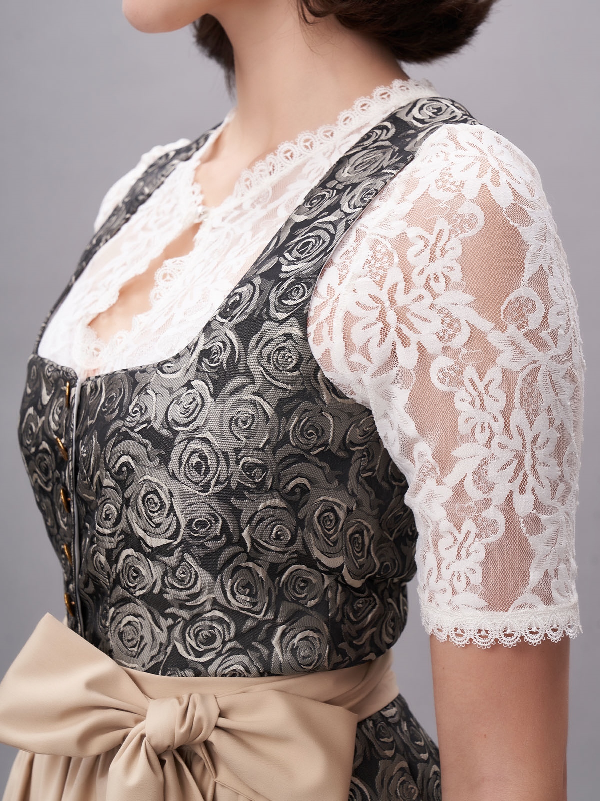 Dunkelblaues Dirndl mit modernem Schnitt