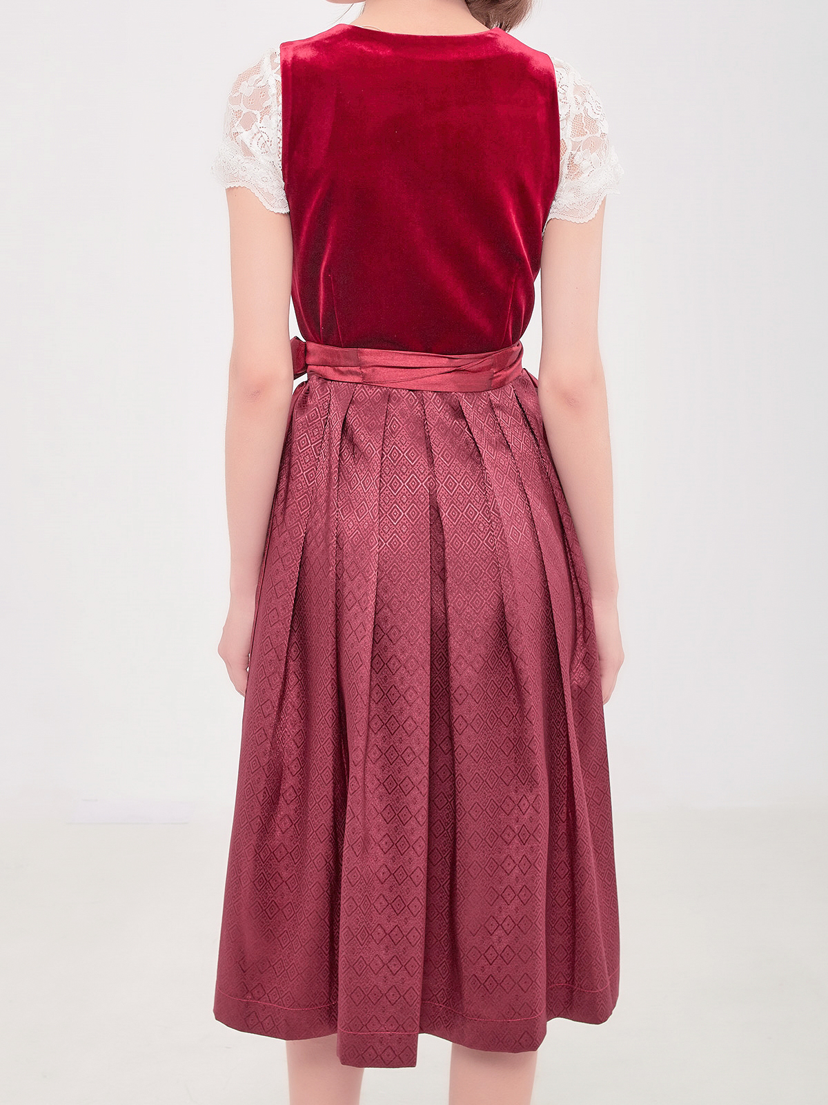 Dirndl in Rot – Eleganz und Tradition vereint