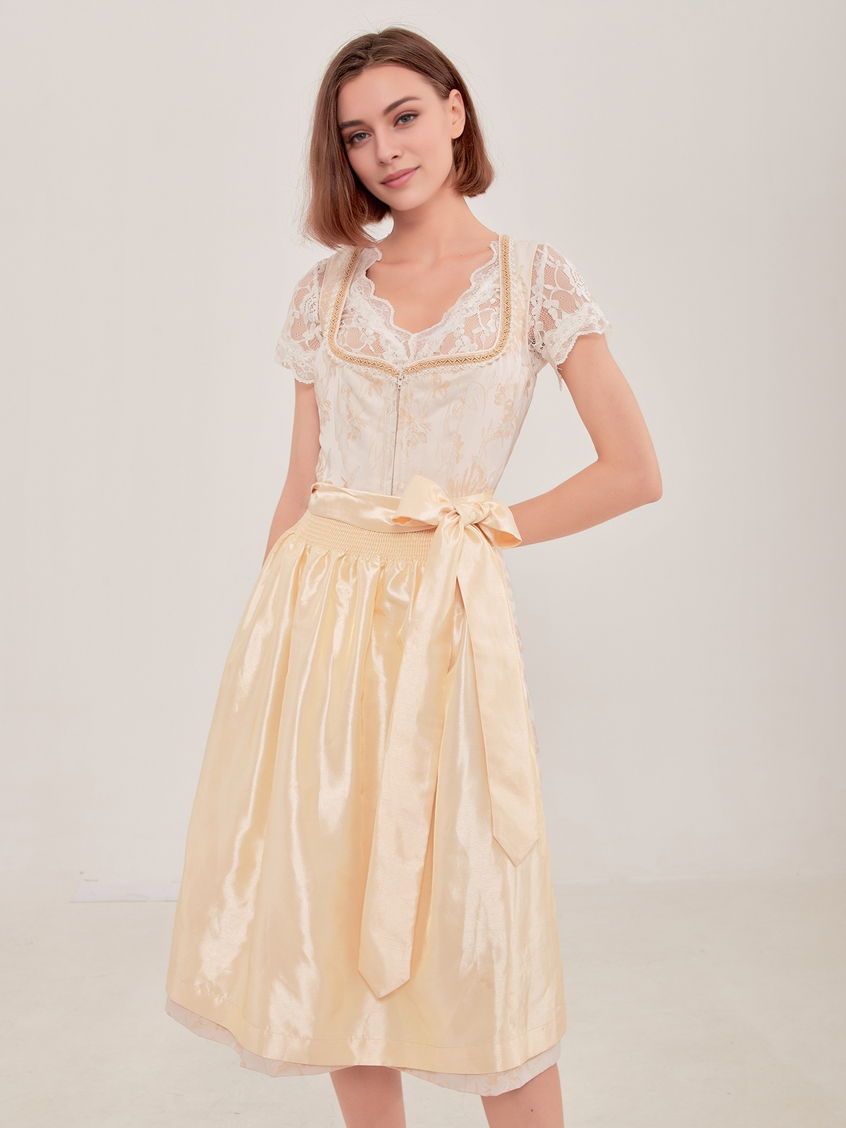 Dirndl in Gelb mit eleganter Bluse