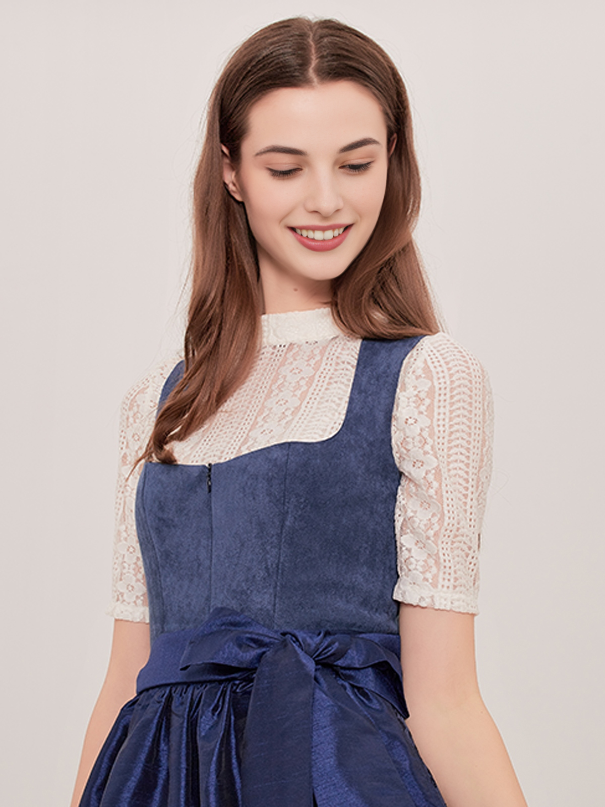 Modernes Dirndl in Blau mit floralen Applikationen