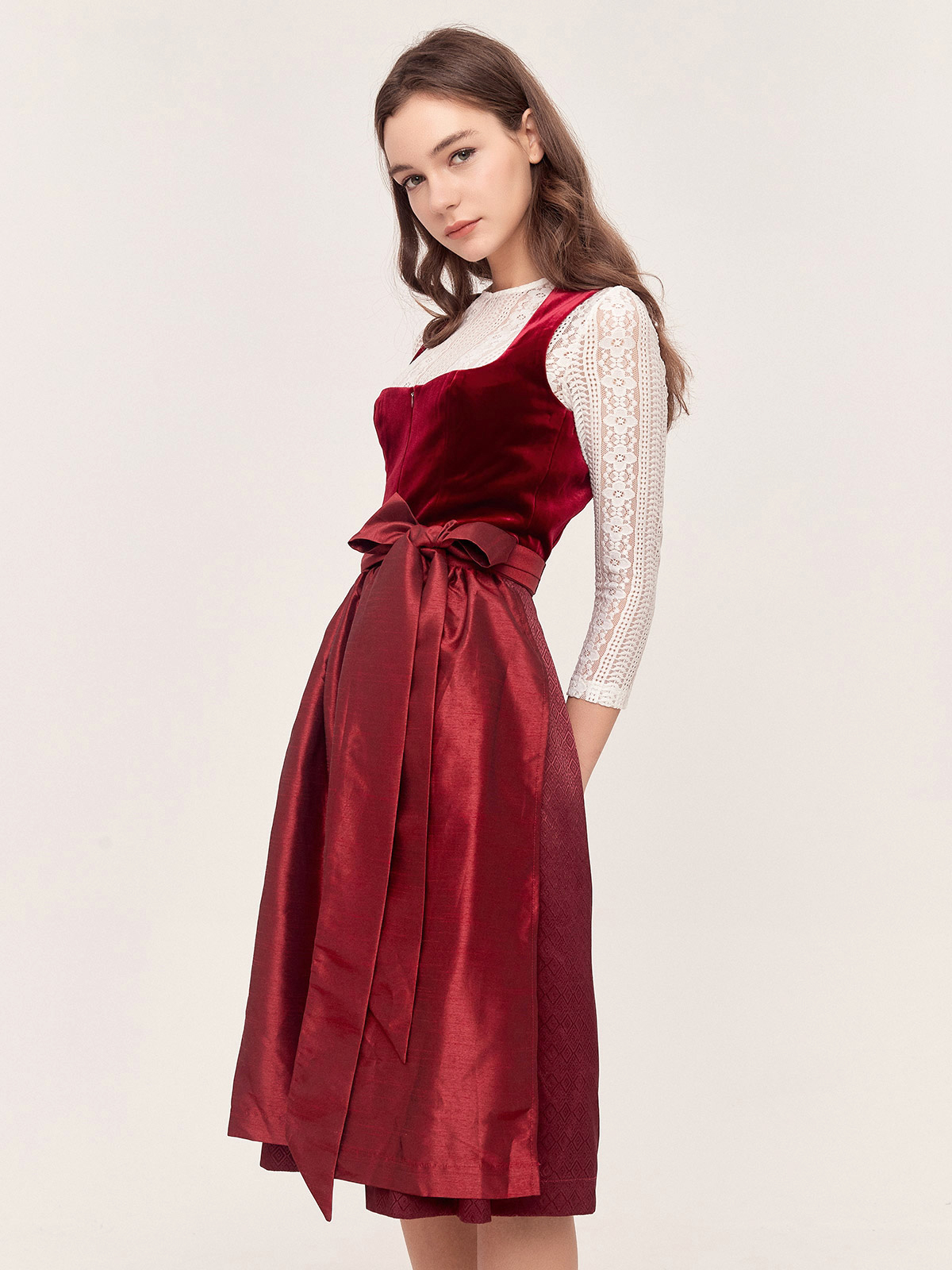 Hellblaues Dirndl mit modernem Schnitt