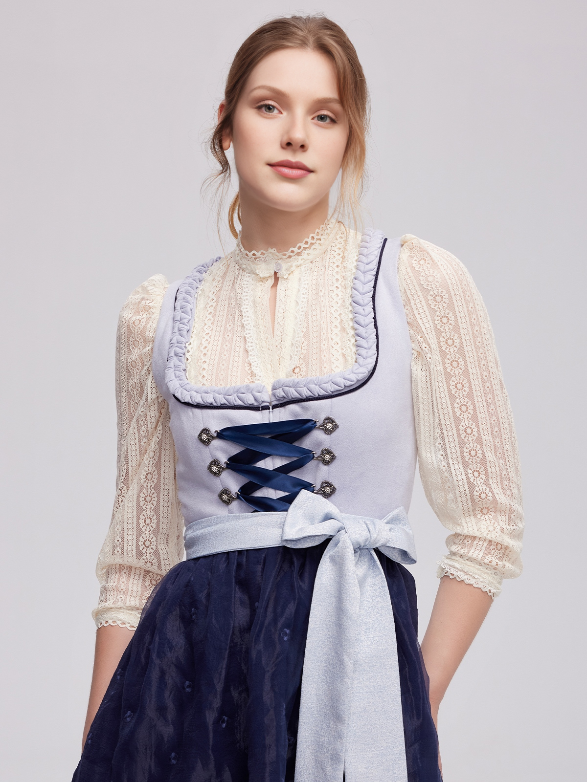 Ausschnitt Dirndl in Blau – Eleganz mit traditionellem Charme