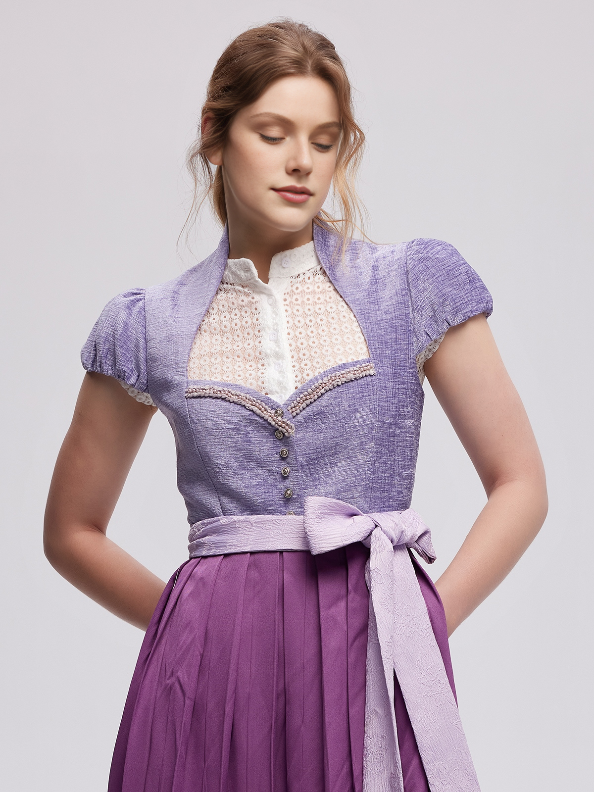 Dirndl in Lila mit perfekt gebundener Schleife