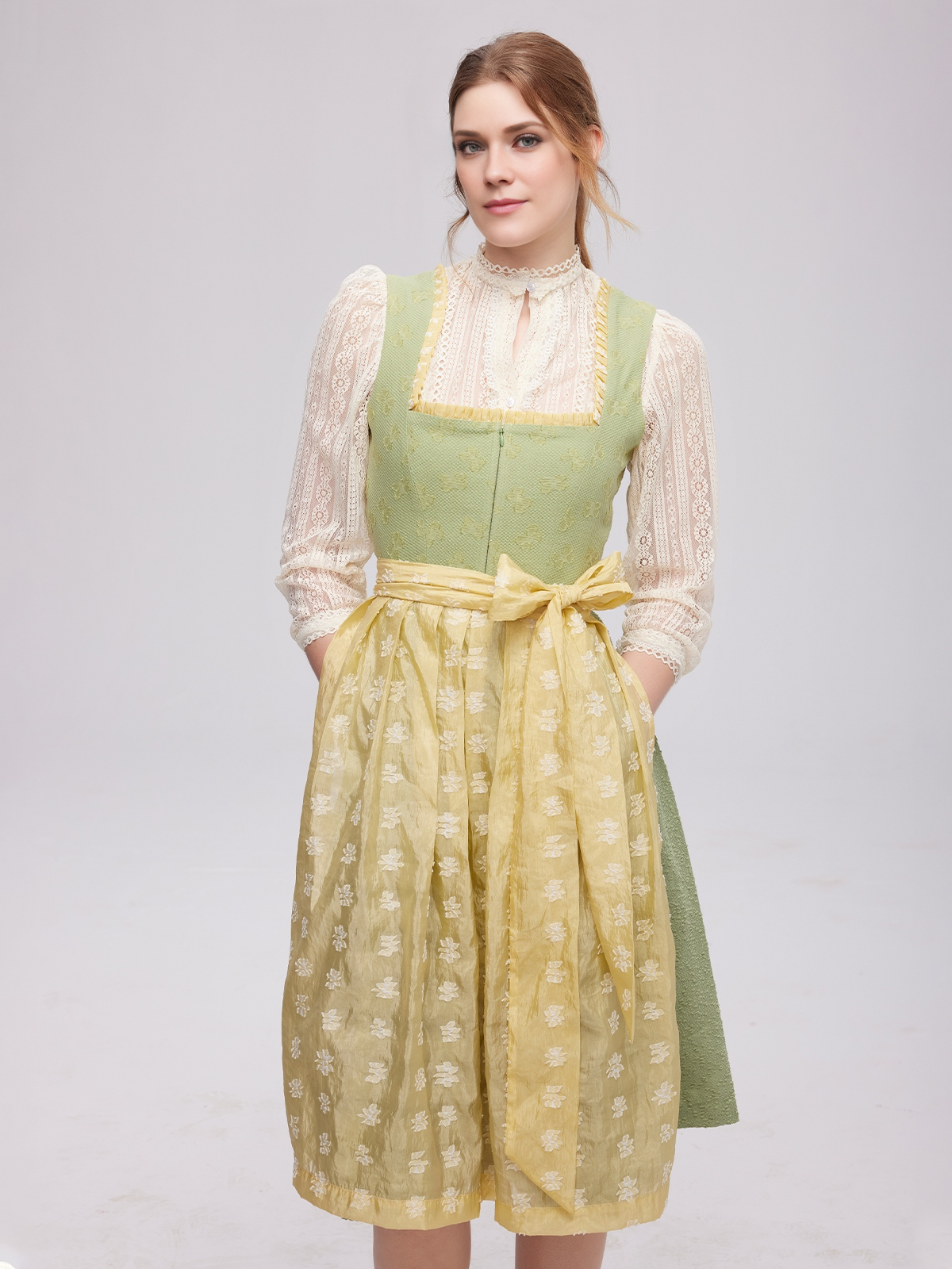 Dirndl mit Trachtenbluse Spitze Kurzarm