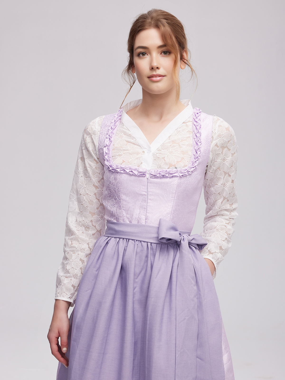 Oranges Dirndl mit modernem Schnitt