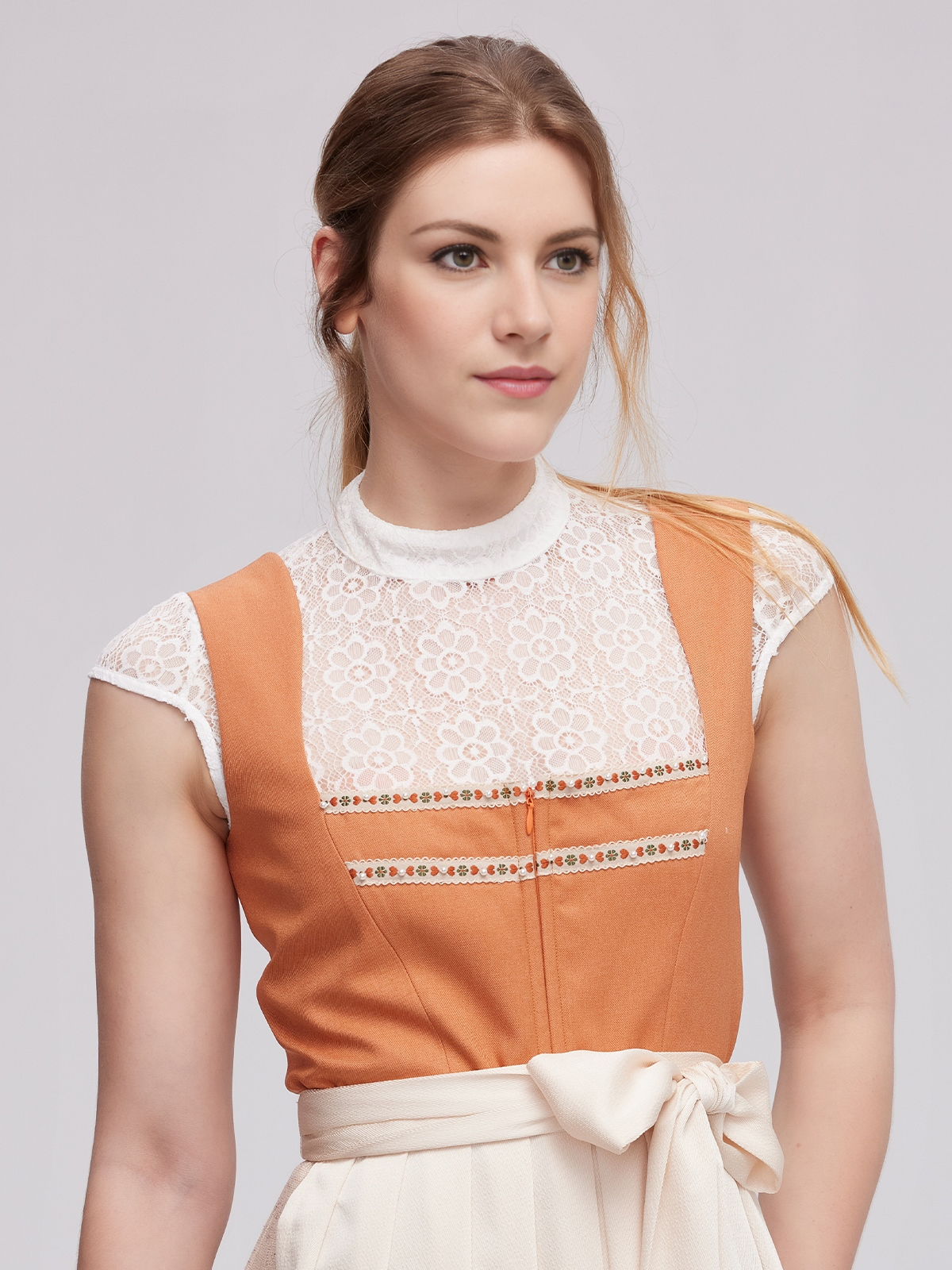 Ein elegantes samtenes Dirndl in Rot