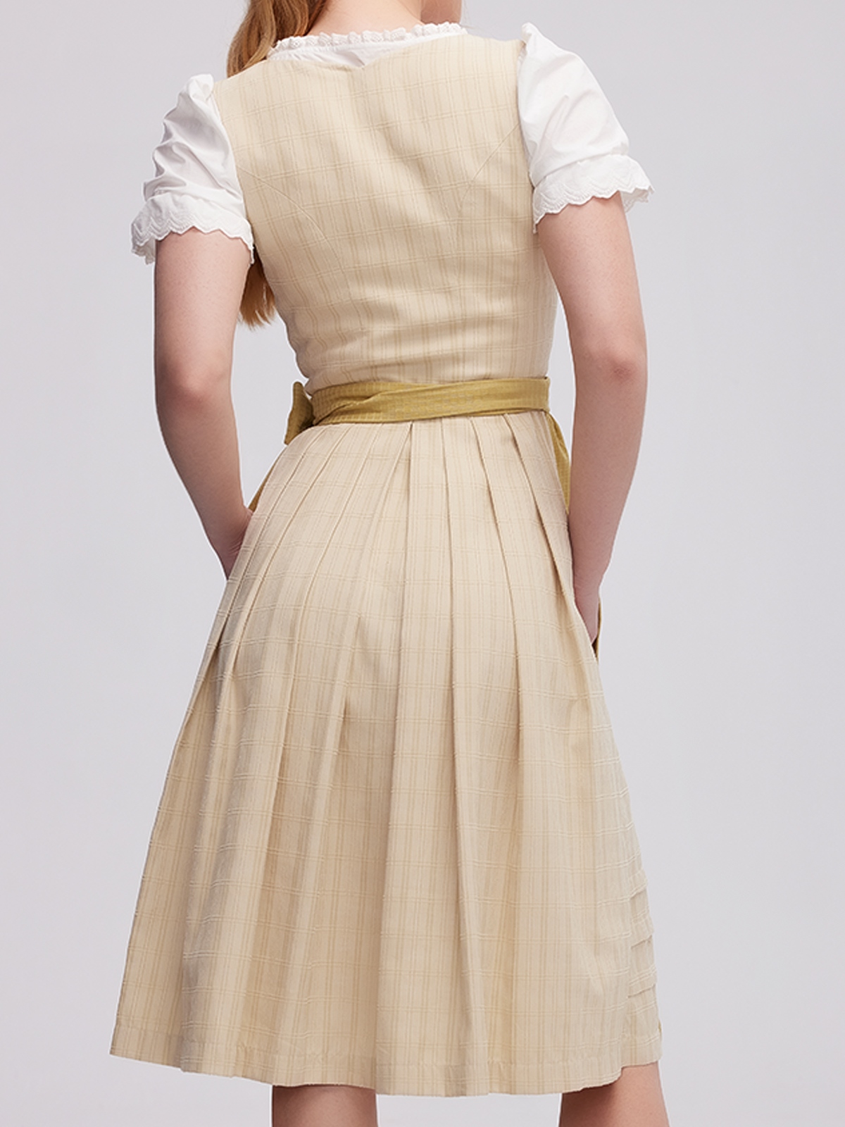 Modernes Dirndl in Grün mit figurbetonter Silhouette