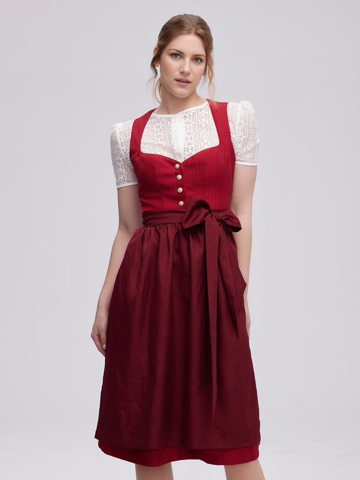 Ein elegantes rotes Samt-Dirndl als Inspirationsquelle für blaue Varianten