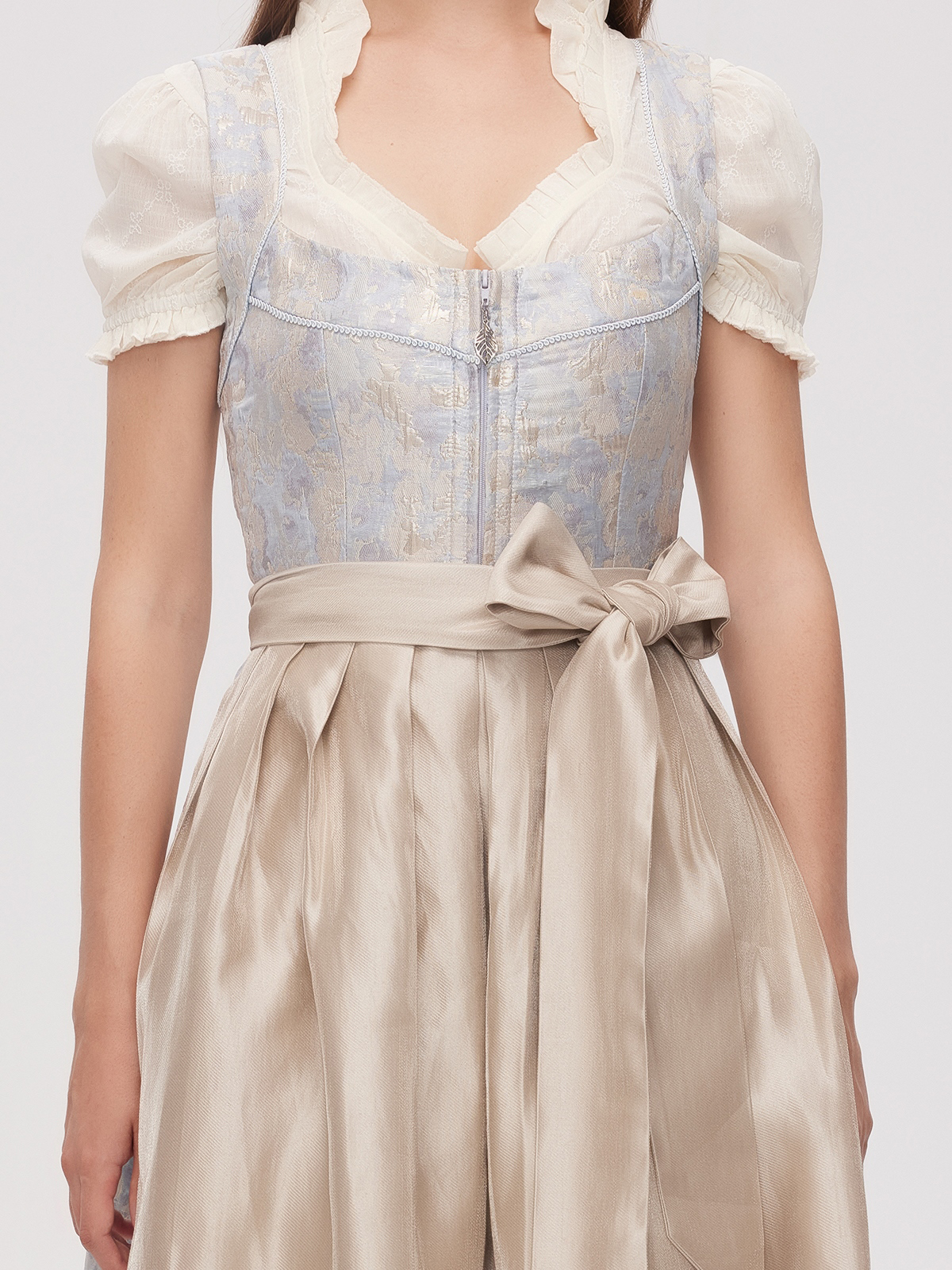 Dirndl mit tieferem Ausschnitt in Blau