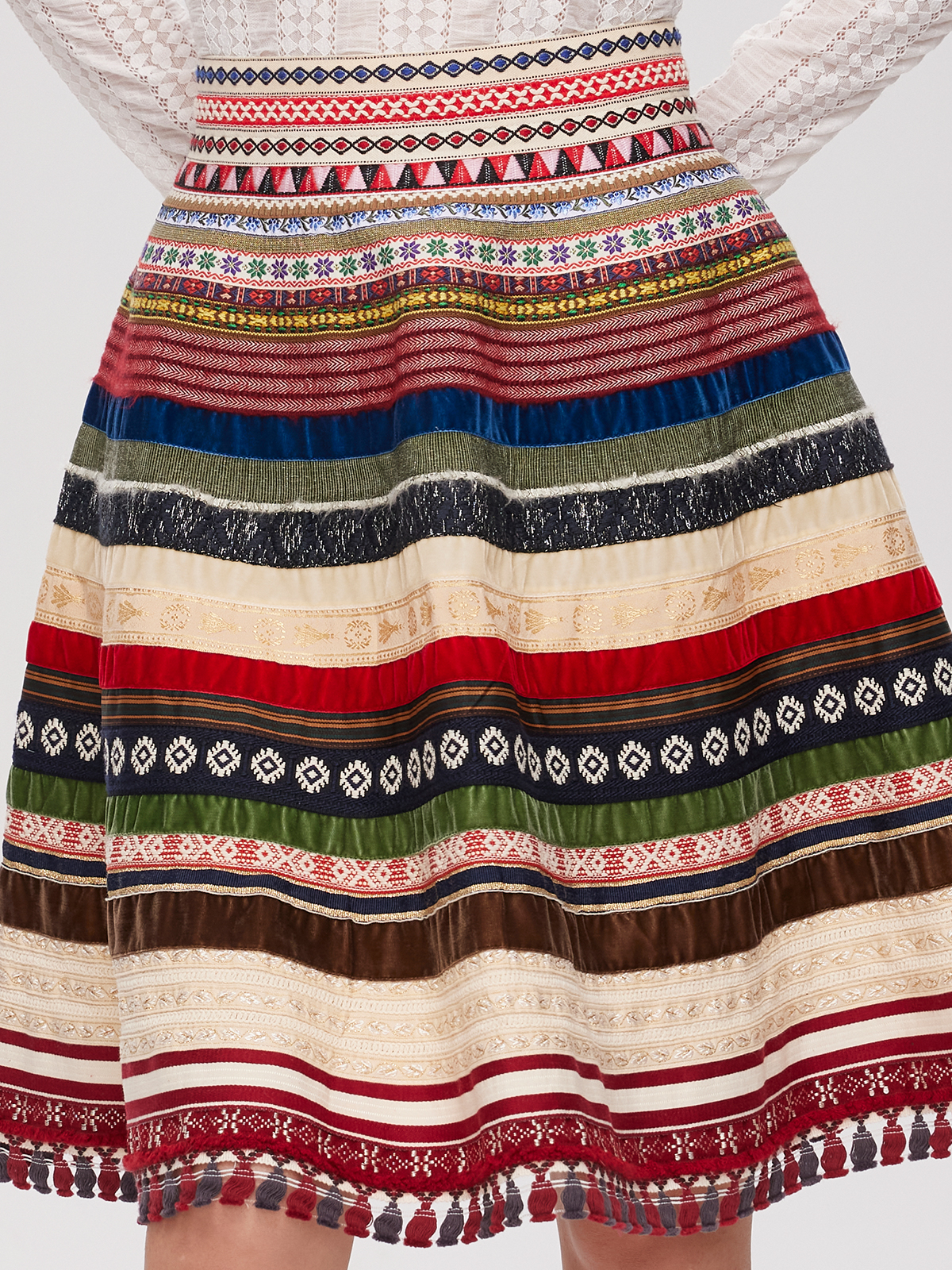 Modernes graues Dirndl mit figurbetonter Silhouette