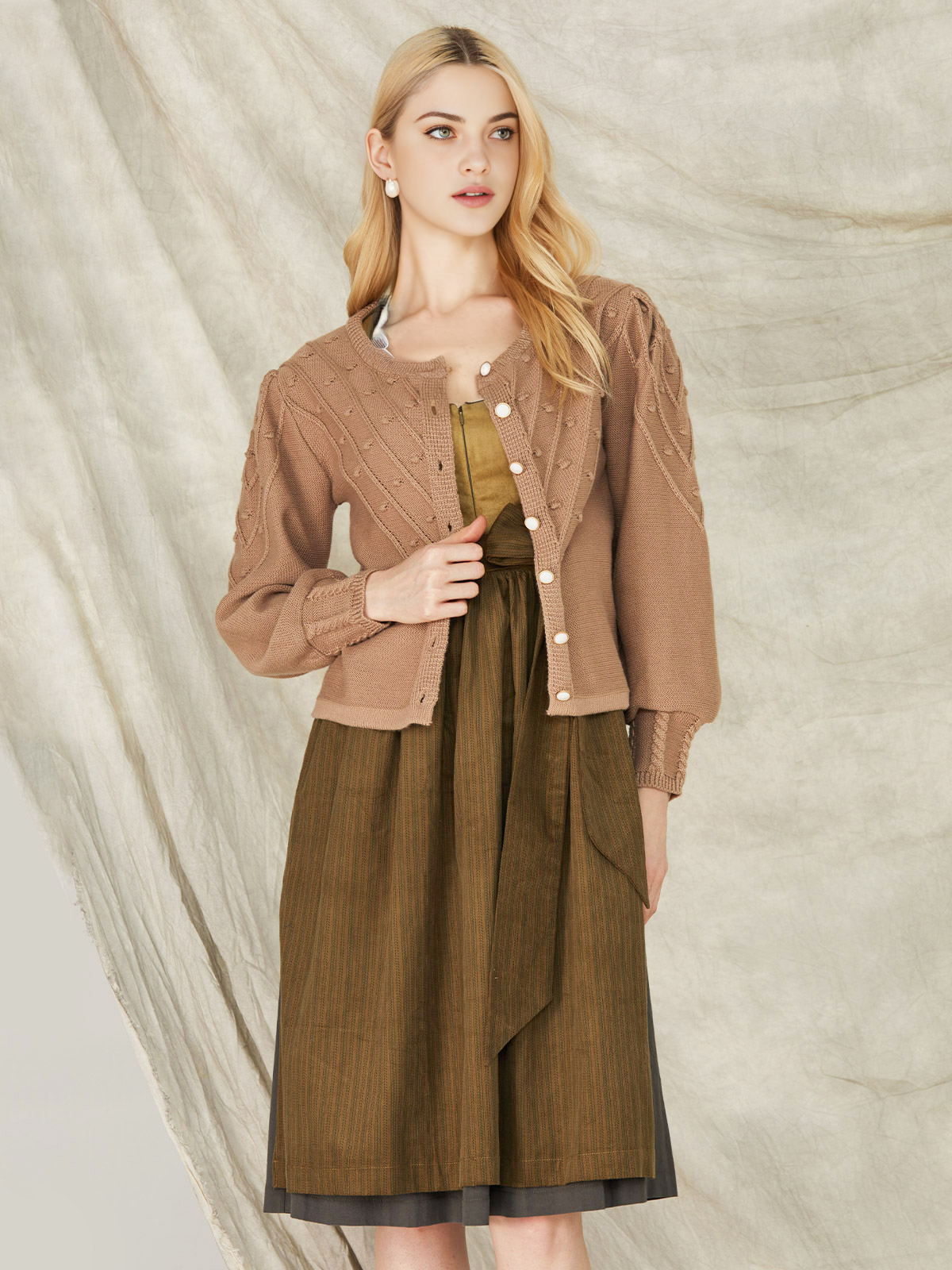Modernes Dirndl in lila mit schlanker Silhouette
