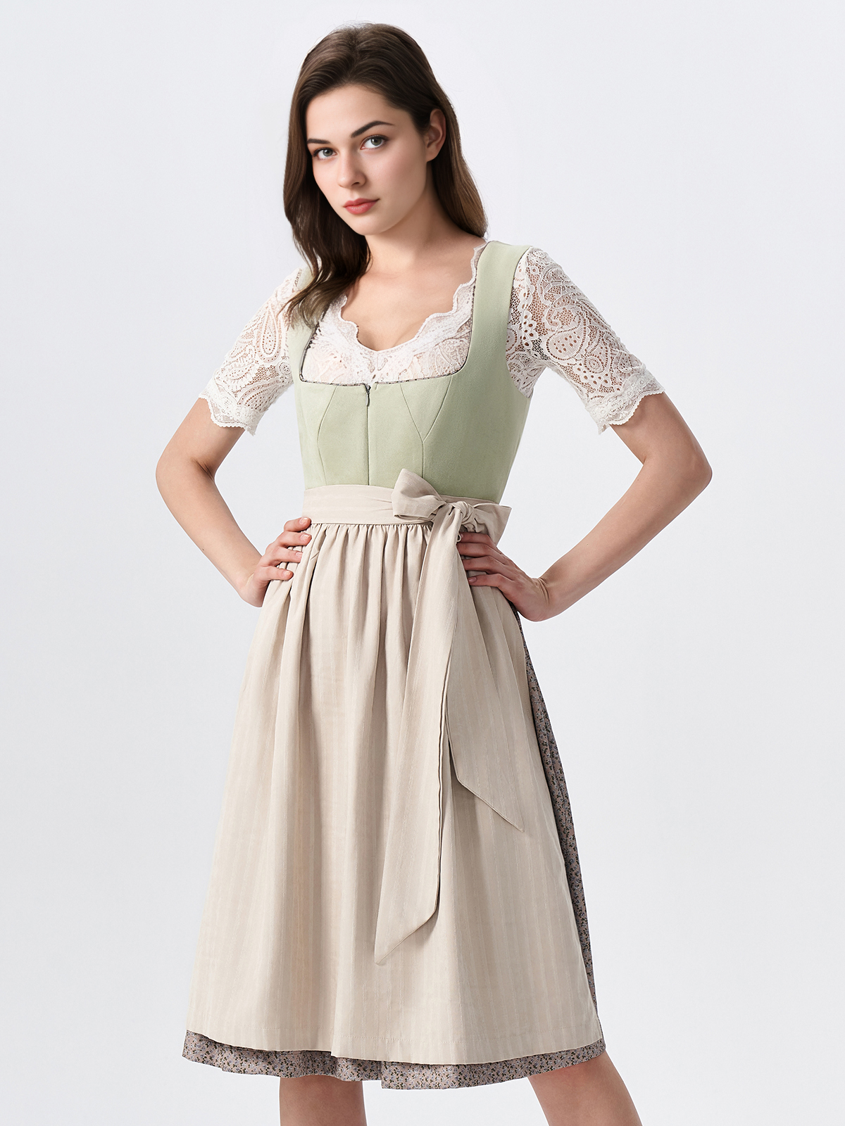 Grün rotes Dirndl – Tradition und Moderne vereint