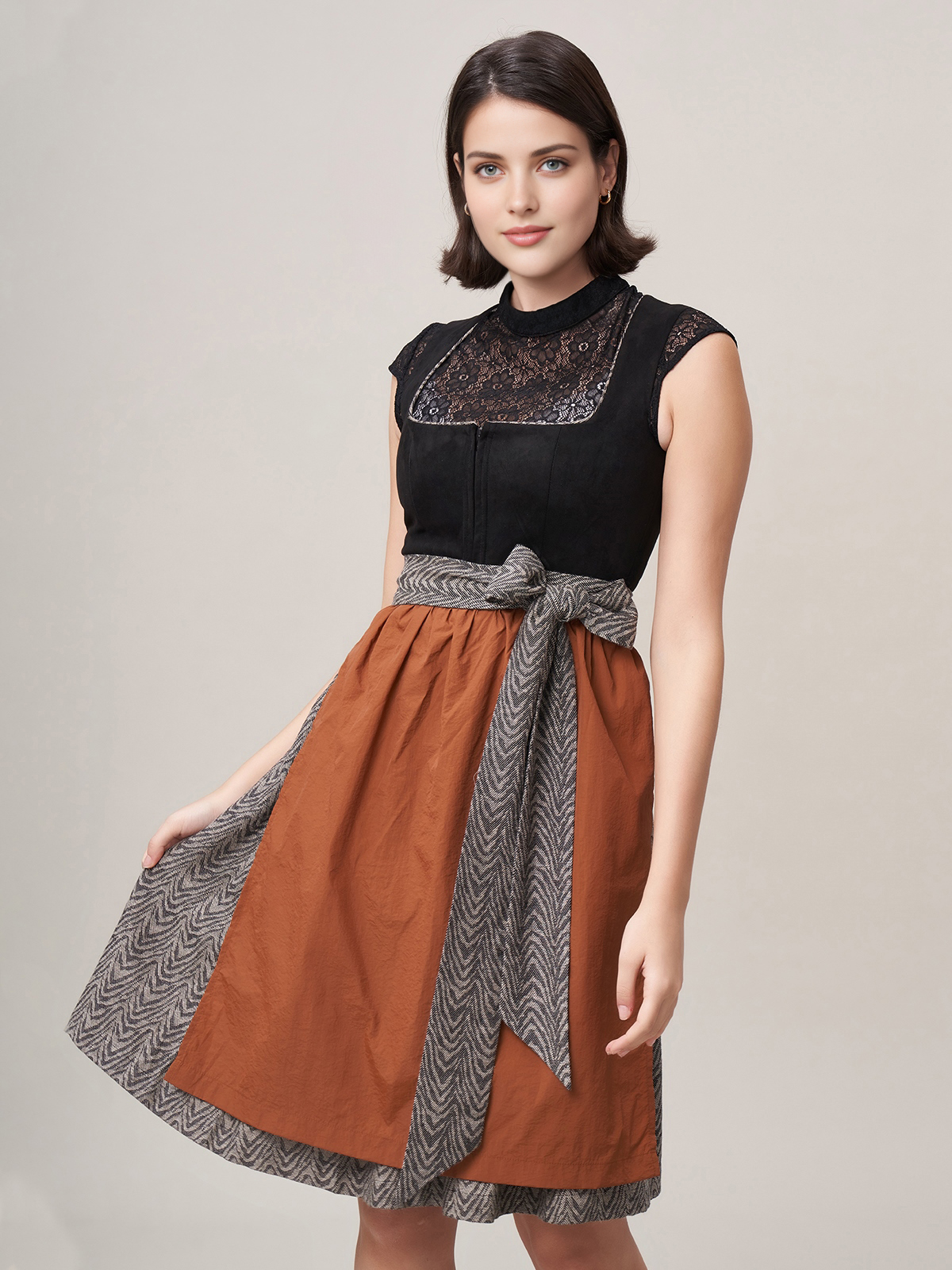 Dirndl in Schwarz mit femininem Schnitt