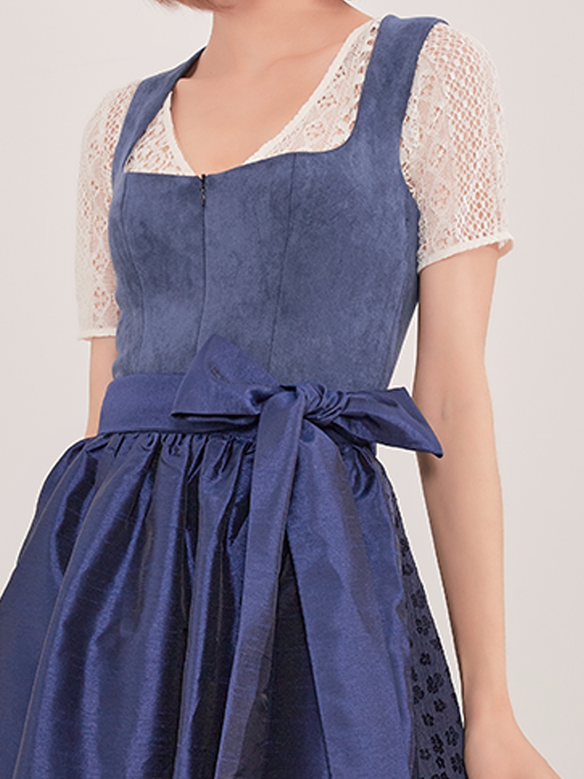 Dirndl Mini Blau – Elegant & modern