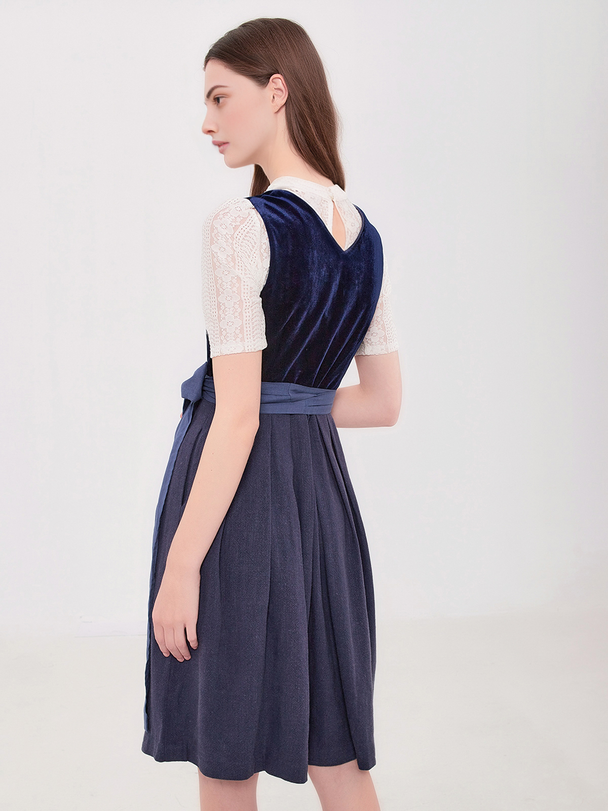 Dirndlbluse in Blau mit Spitzenverzierung
