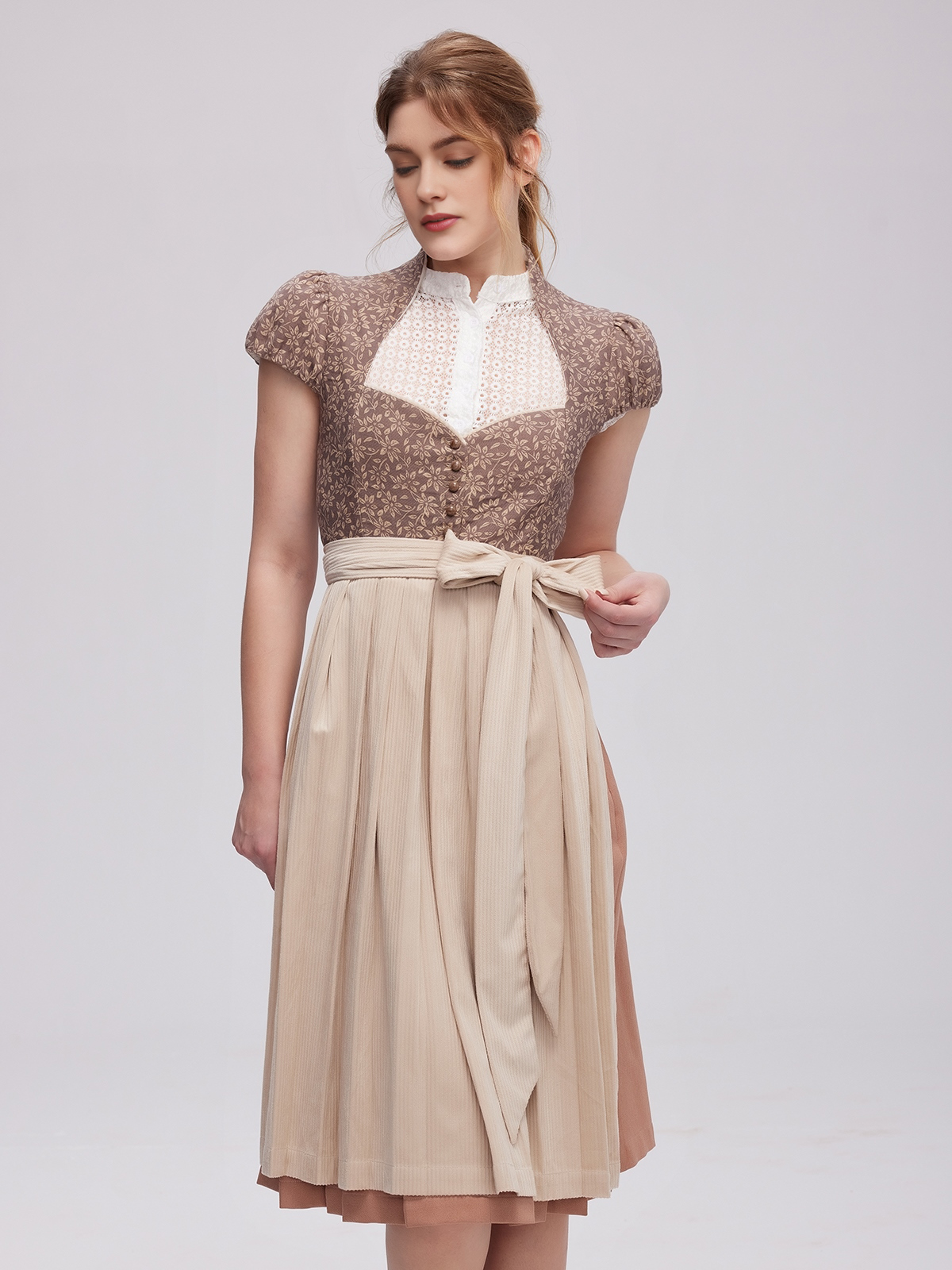 Moderne Dirndl-Kleider in Braun