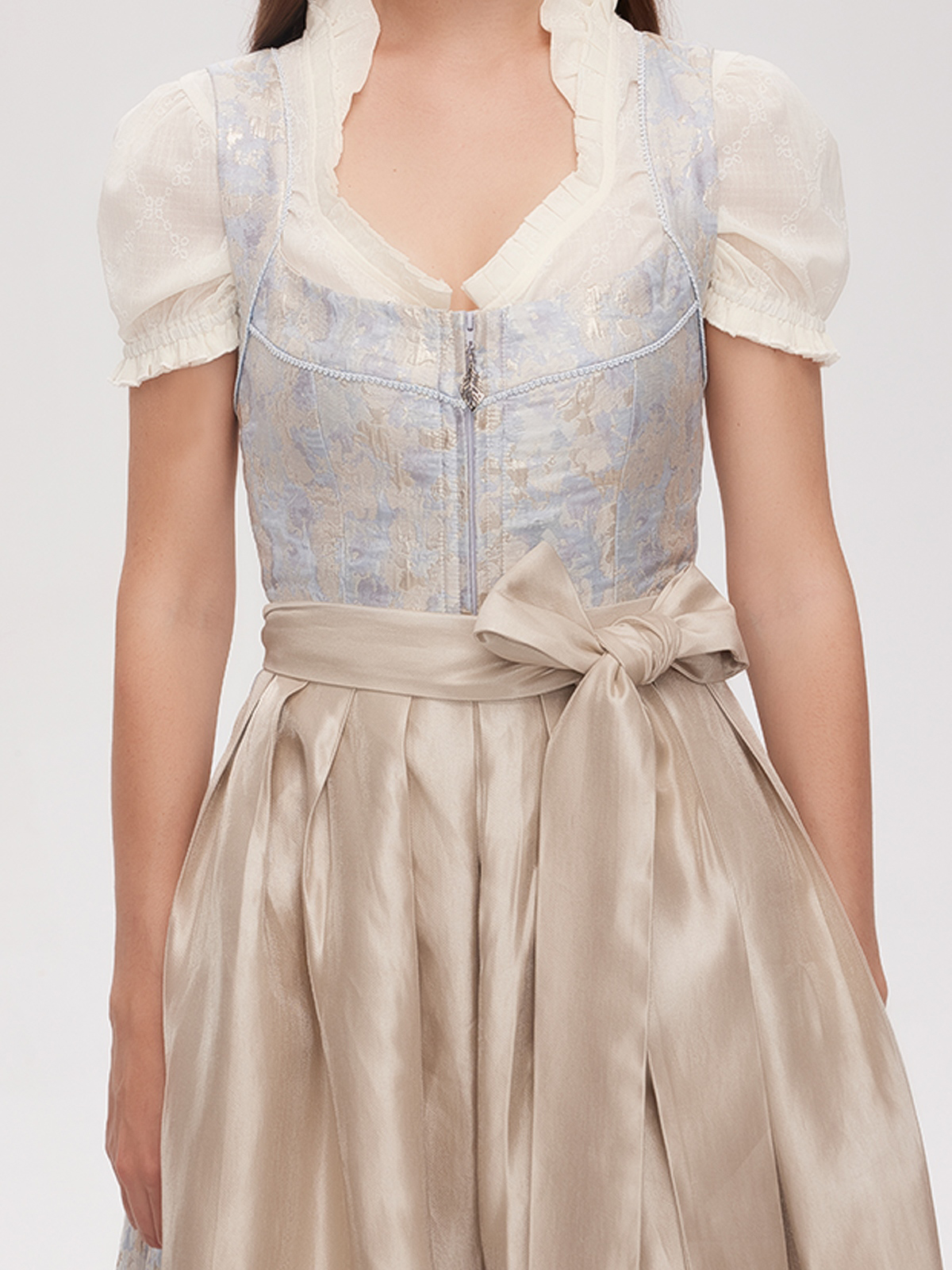 Grünes Dirndl mit blumigen Akzenten
