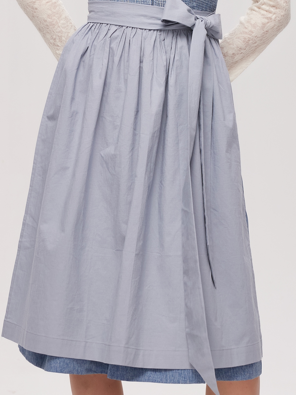 Graues Dirndl mit blauer Schürze